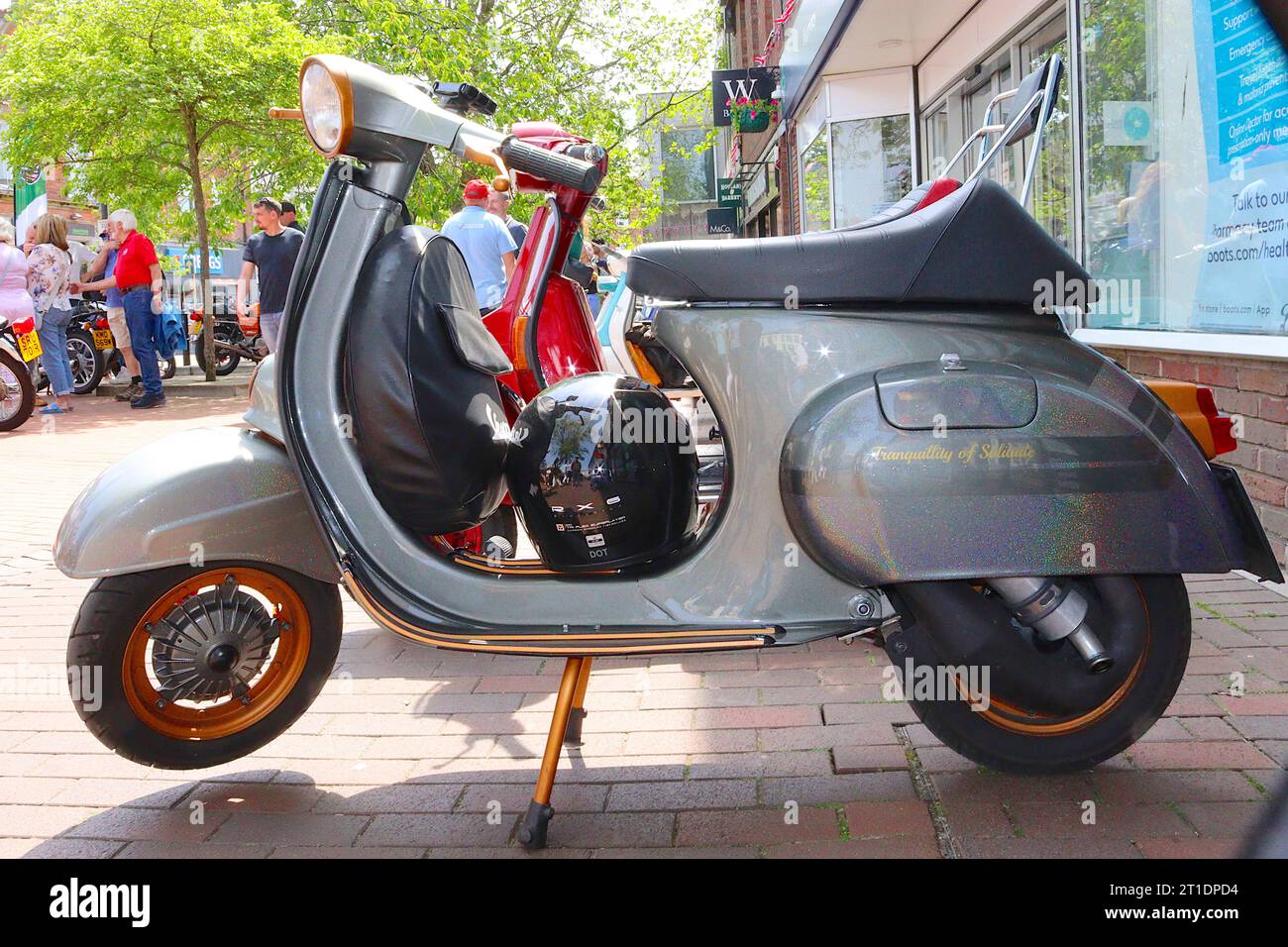 Piaggio Vespa ET3 Primavera Roller mit kleinem Rahmen „Tranquillity of Solitude“ mit abgestimmtem Motor, Expansionsrohr, Rennsitz und dezenter Sonderlackierung. Stockfoto