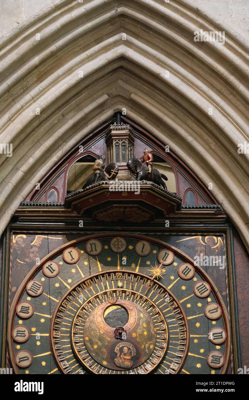 Die Uhr in der Wells Cathedral, die als zweitälteste Arbeitsuhr der Welt gilt, wurde 1390 hergestellt. Fotodatum: Freitag, 21. Juli 2023. Foto: Ric Stockfoto