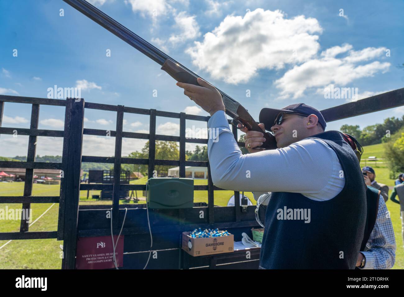 Ein Mann schießt Tontauben in der Royal Berkshire Shooting School. Fotodatum: Mittwoch, 24. Mai 2023. Foto: Richard Gray/Alamy Stockfoto