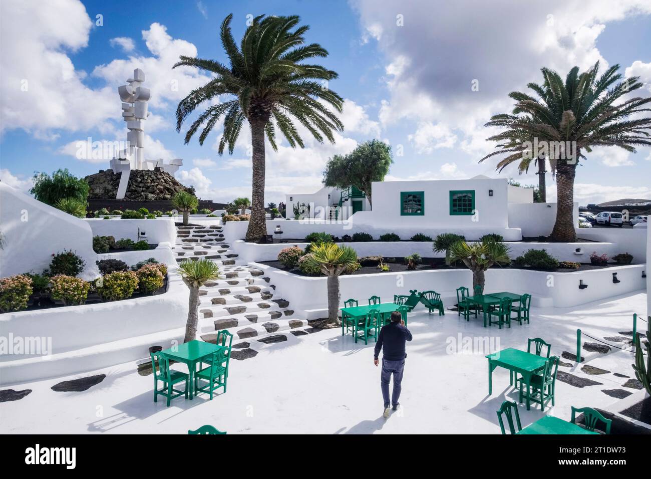 Spanien, Kanarische Inseln, Lanzarote, San Bartolome: Das Casa-Museo del Campesino (Haus-Museum des Bauernbauers). Im Hintergrund die Skulptur „F Stockfoto