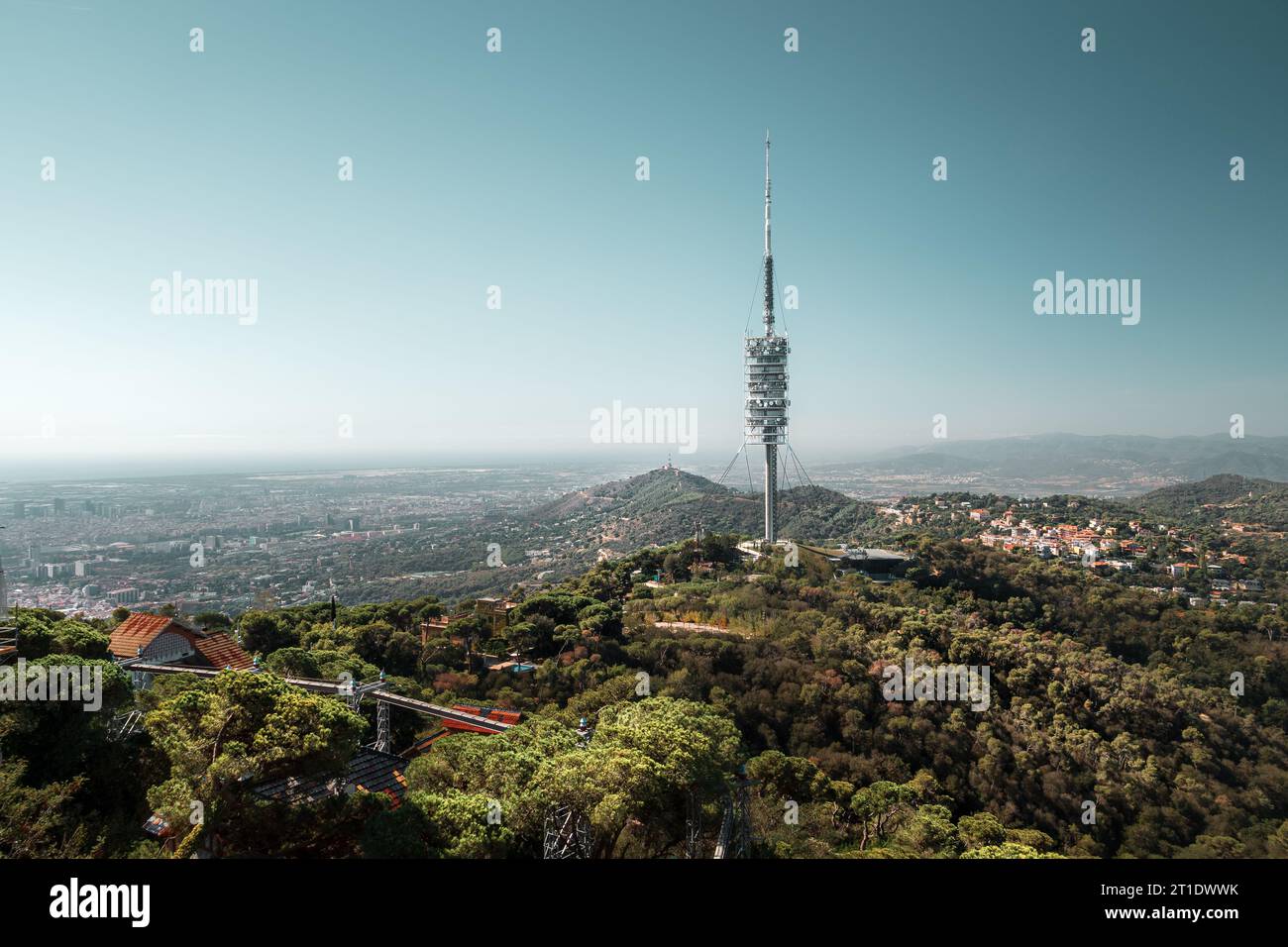 Torre de Collserola, Fernsehturm in Barcelonalokal auf dem Tibidabo-Hügel in der Serra de Collserola Stockfoto