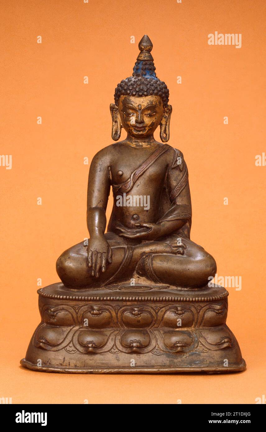 Buddha Shakyamuni oder der Jina Buddha Akshobhya (Bild 1 von 2), 14. Jahrhundert. Stockfoto