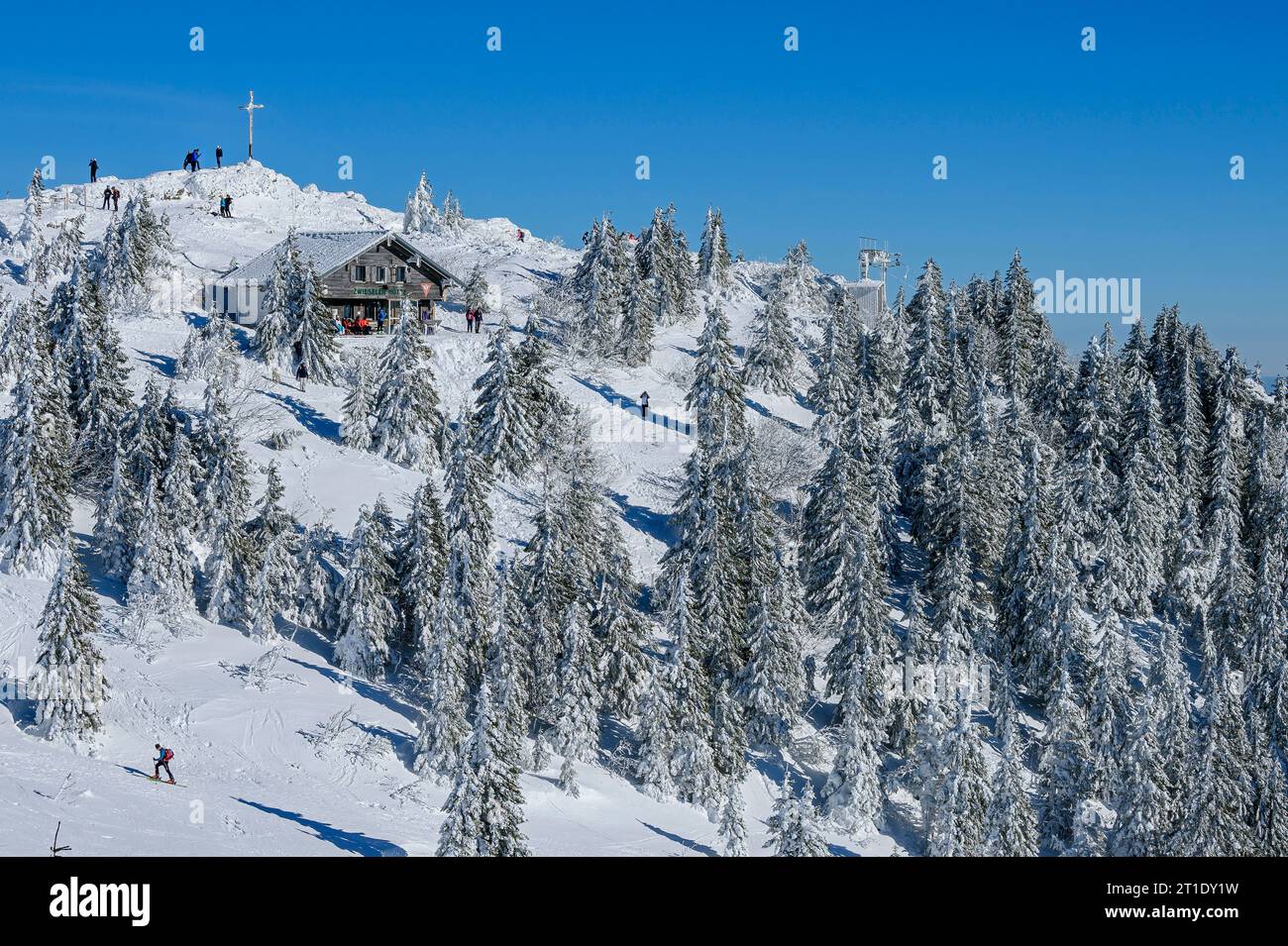 Blick auf den Großen Arber mit Gipfelkreuz und Zwieseler Hütte, großer Arber, Bayerischer Wald, Niederbayern, Bayern, Deutschland Stockfoto