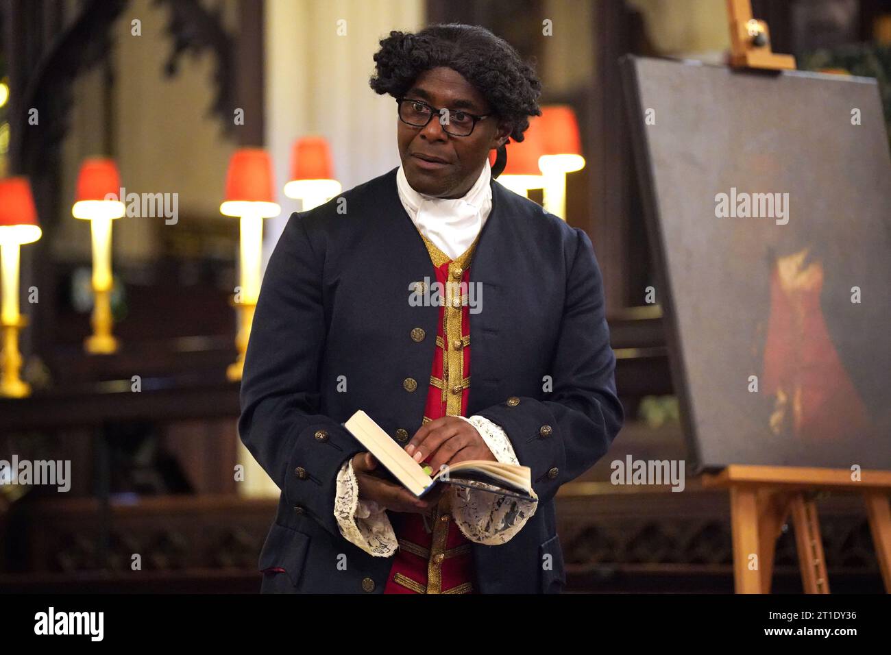 Der Schauspieler und Schriftsteller Paterson Joseph führt Ausschnitte aus seinem Roman The Secret Diaries of Charles Ignatius Sancho in St Margaret's Church, Westminster, London auf, da bekannt gegeben wird, dass ein neues Denkmal zur Feier des Lebens des Schriftstellers, Komponisten, Schauspielers und Abolitionisten und seiner Frau aus dem 18. Jahrhundert errichtet wird. Anne Osborne wird diesen Dezember in der Kirche enthüllt. Bilddatum: Donnerstag, 12. Oktober 2023. Stockfoto