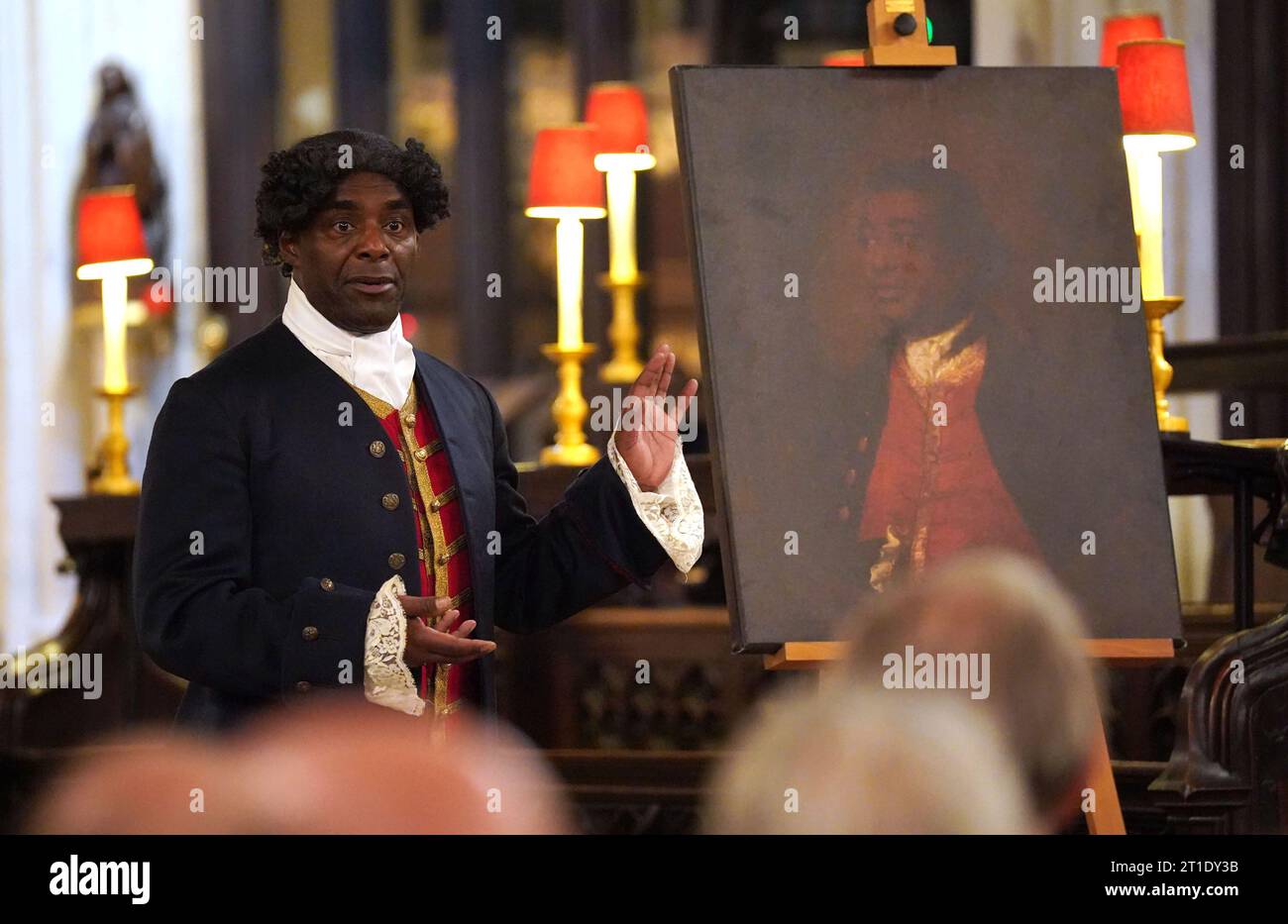 Der Schauspieler und Schriftsteller Paterson Joseph führt Ausschnitte aus seinem Roman The Secret Diaries of Charles Ignatius Sancho in St Margaret's Church, Westminster, London auf, da bekannt gegeben wird, dass ein neues Denkmal zur Feier des Lebens des Schriftstellers, Komponisten, Schauspielers und Abolitionisten und seiner Frau aus dem 18. Jahrhundert errichtet wird. Anne Osborne wird diesen Dezember in der Kirche enthüllt. Bilddatum: Donnerstag, 12. Oktober 2023. Stockfoto