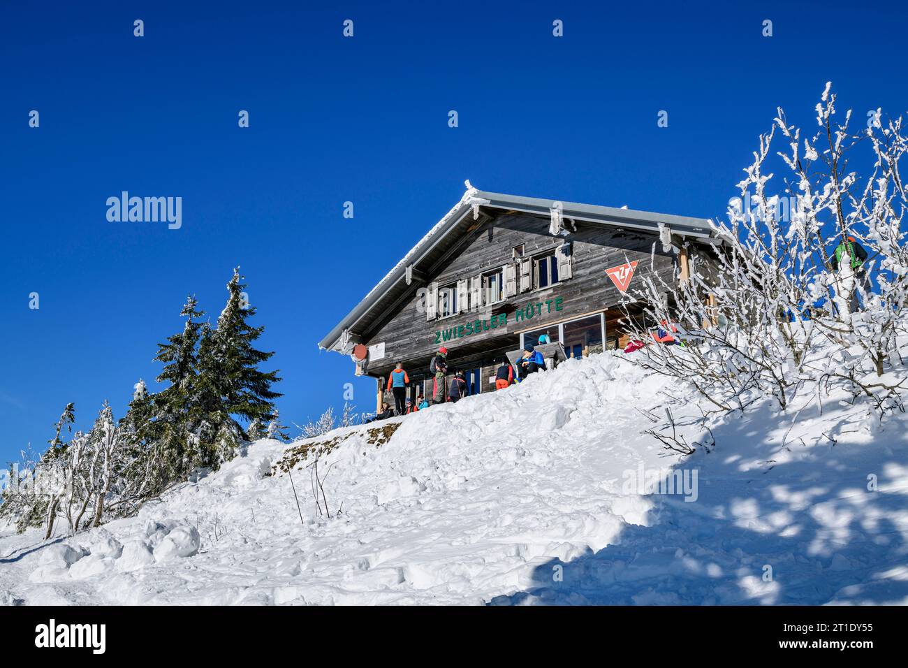 Mehrere Personen vor der Zwieseler Hütte, großer Arber, Bayerischer Wald, Niederbayern, Bayern, Deutschland Stockfoto