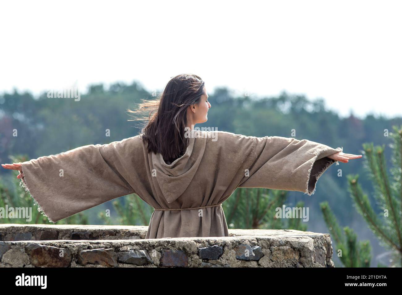 Die arme Frau fühlt sich im Mittelalter frei Stockfoto