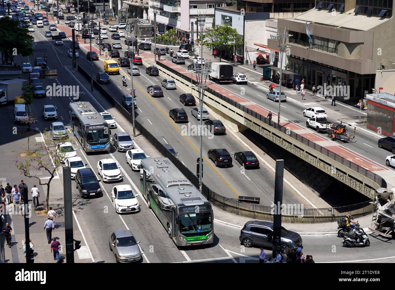 SAO PAULO, BRASILIEN - 19. SEPTEMBER 2023: Sao Paulo Rush Hour im Finanzviertel, Paulista Avenue, Sao Paulo, Brasilien Stockfoto