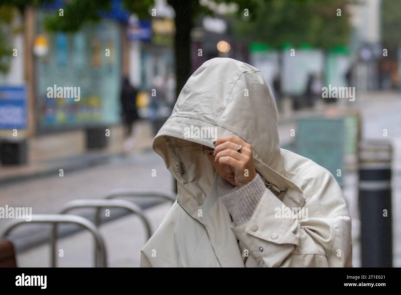 Frau mit Kapuze an einem regnerischen Tag in Preston, Lancashire. Wetter in Großbritannien. Oktober 2023 Stockfoto