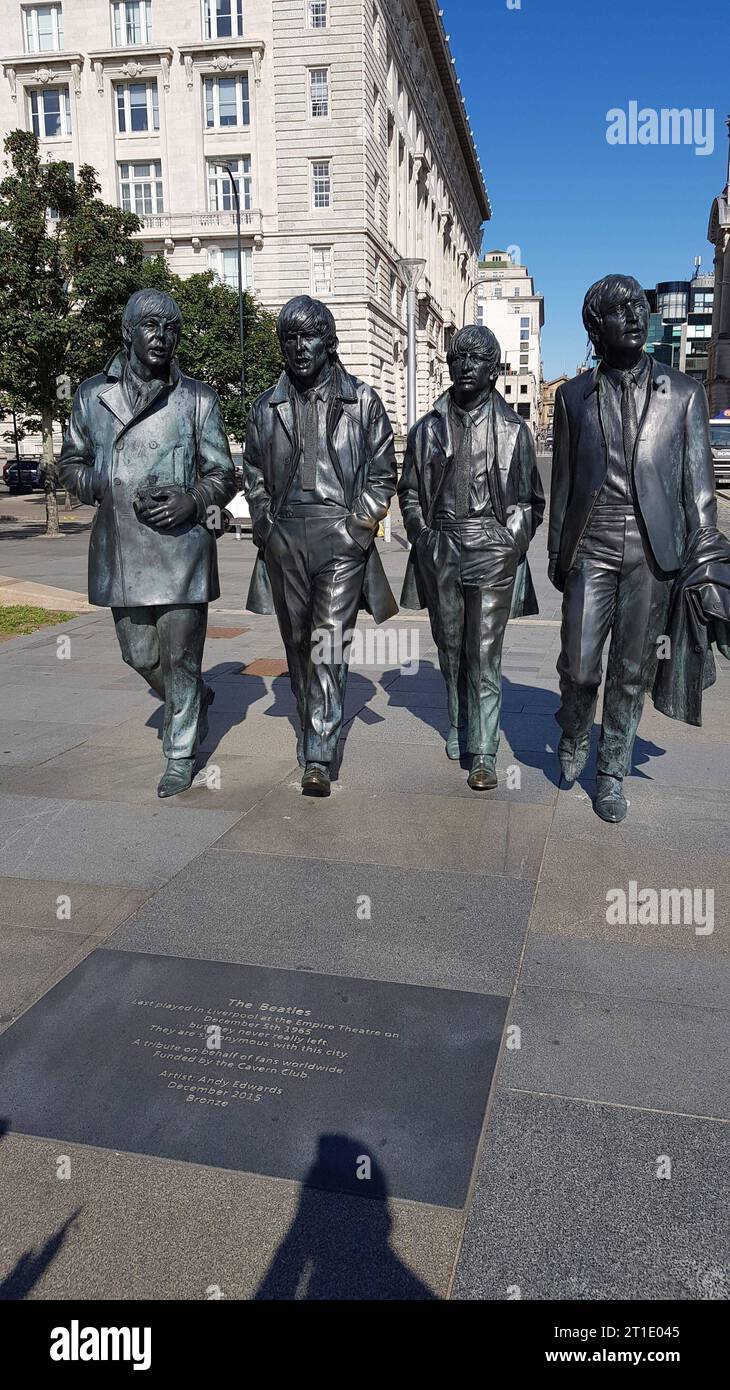 Feature/Symbol: The-Beatles-Skulpturengruppe in Liverpool 08/22 PP The-Beatles-Bronzefigurengruppe des Bildhauers Andy Edwards im Hafenviertel Pier Head in Liverpool am 25. August 2022 Großbritannien GB Großbritannien England englisch englisch englisch Geschichte Stadtgeschichte Musik Sänger Musiker Popgruppe Popmusik Band Gruppe The Beatles Ringo Starr George Harrison Paul McCartney John Lennon Skulpturen Statuen Skulptur Bronzefiguren Bronzefiguren Statue hoch ganz gehend *** Feature Symbol die Beatles Skulpturengruppe in Liverpool 08 22 PP the Beatles Bronzegruppe des Bildhauers Andy Edwar Stockfoto