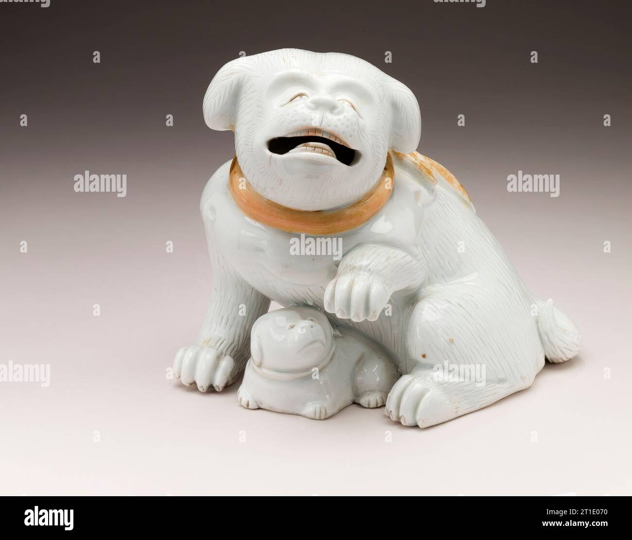 Okimono in Form eines Hundes mit Rüschenhalsband und einem Welpen, 19. Jahrhundert. Stockfoto