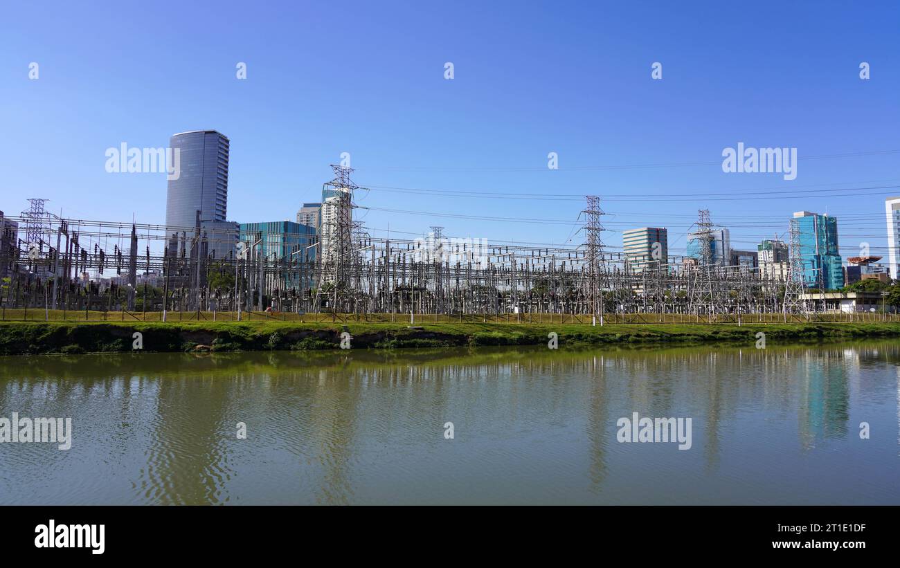 Hochspannungsleitungen. Panoramablick auf die Hochspannungsübertragung vom Kraftwerk Usina Elevatoria de Traicao am Fluss Pinheiros in Sao Stockfoto