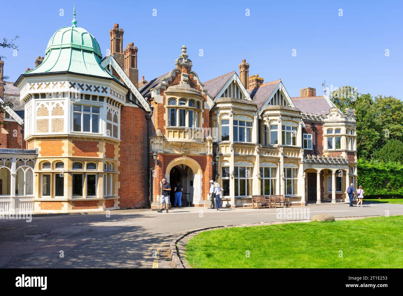 Bletchley Park House mit Menschen am Eingang zum Bletchley Park Mansion Bletchley Park Milton Keynes Buckinghamshire England Großbritannien GB Europa Stockfoto