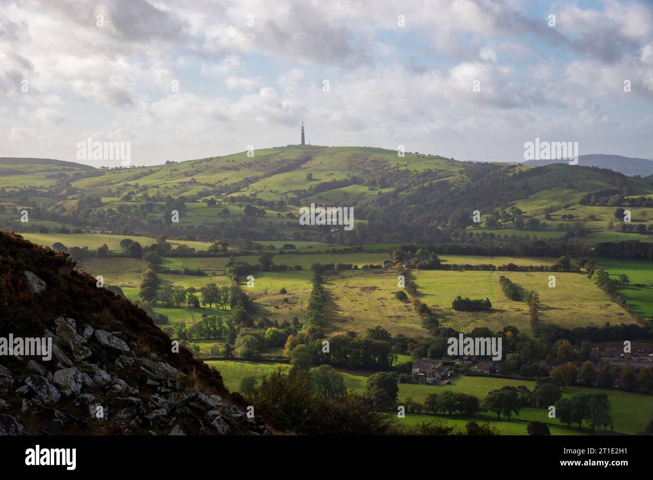 Sutton Common Funkturm bei Macclesfield in den Hügeln von Cheshire, England. Vom Teggs Nose Country Park aus gesehen. Stockfoto