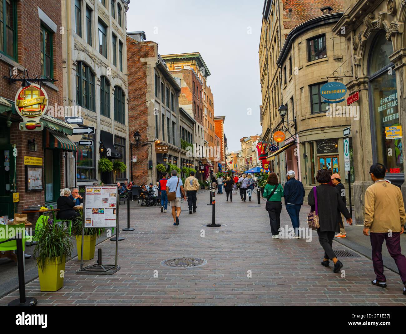 Montreal, Kanada, USA, 28. September 2023: Geschäftige Kopfsteinpflaster St. Paul Street in Old Montreal mit Restaurants, Geschäften, Touristen Stockfoto