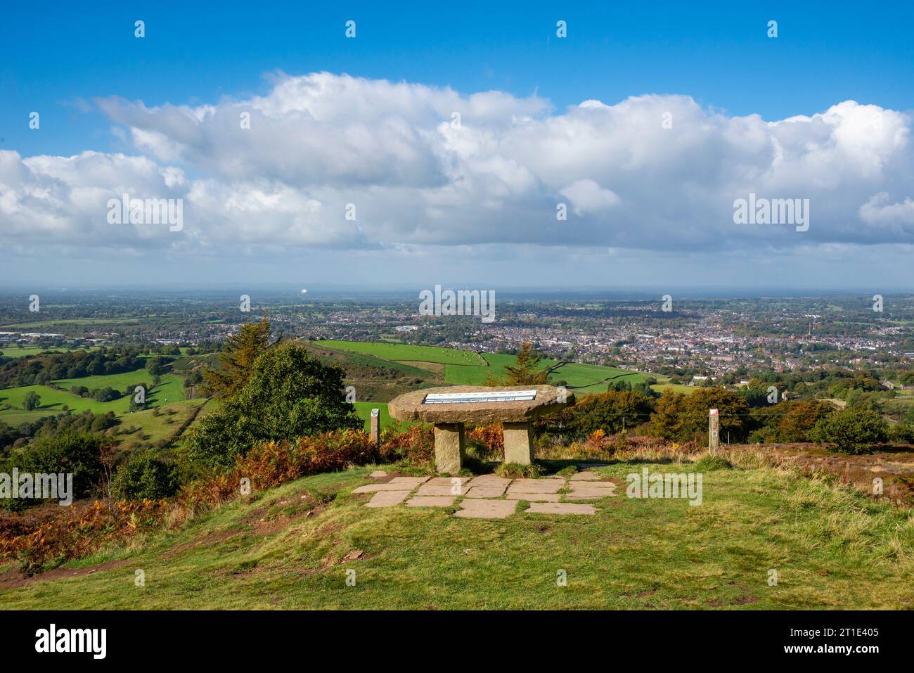 Aussichtspunkt auf dem Gritstone Trail im Teggs Nose Country Park. Mit Blick auf Macclesfield und die Cheshire-Ebene an einem sonnigen Spätsommertag, Stockfoto