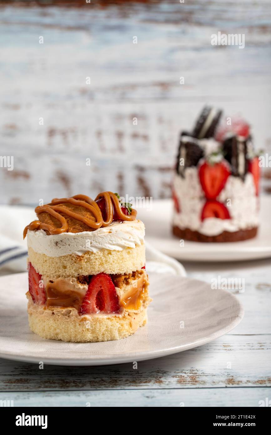 Tortenarten. Frische Kuchen mit Erdbeeren auf einem Teller Stockfoto