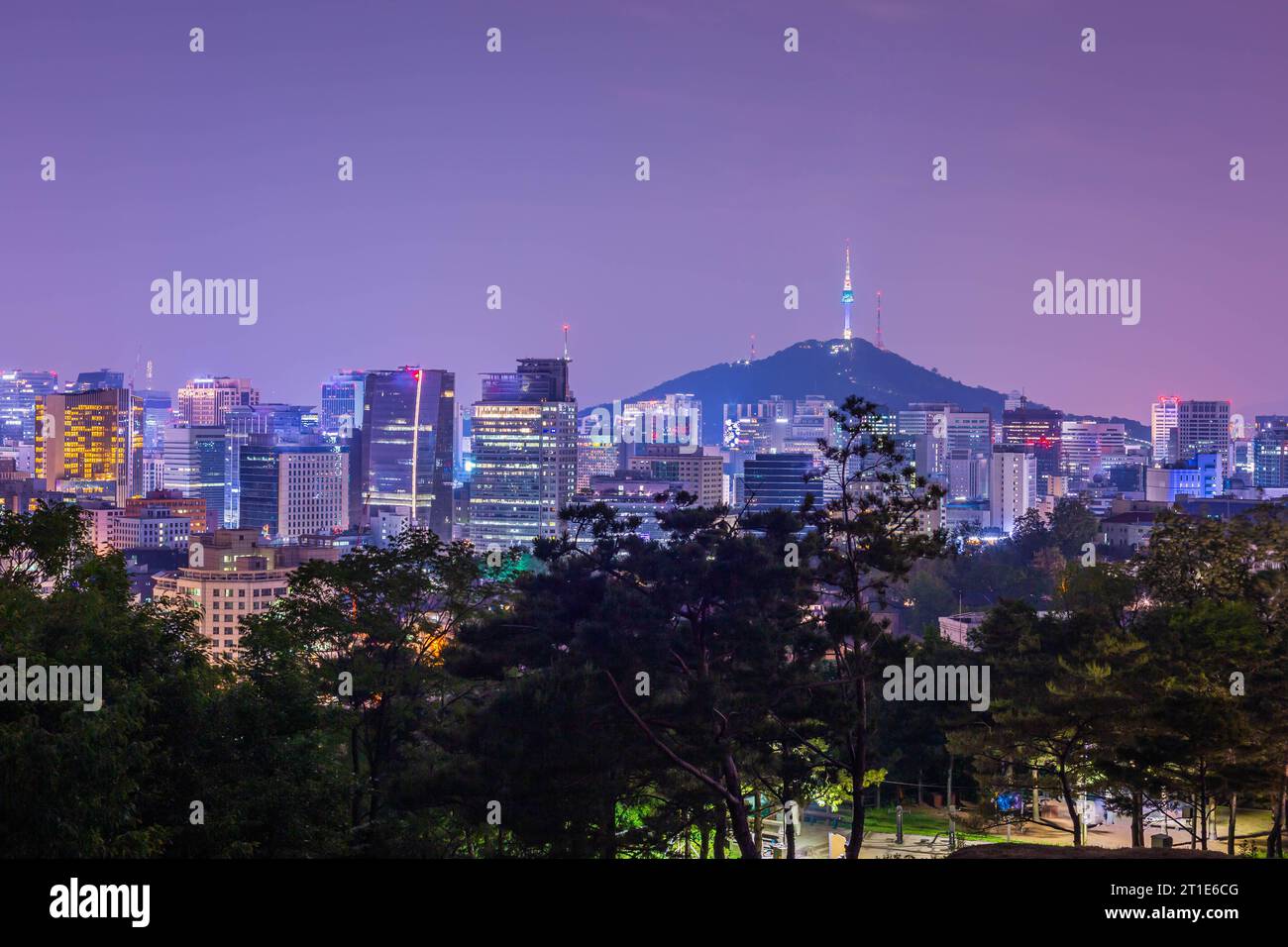 Koreanische Stadtlandschaft in der Nacht gibt es wunderschöne Wolkenkratzer Lichter. Und da ist Namsan Mountain im Hintergrund, Südkorea. Stockfoto
