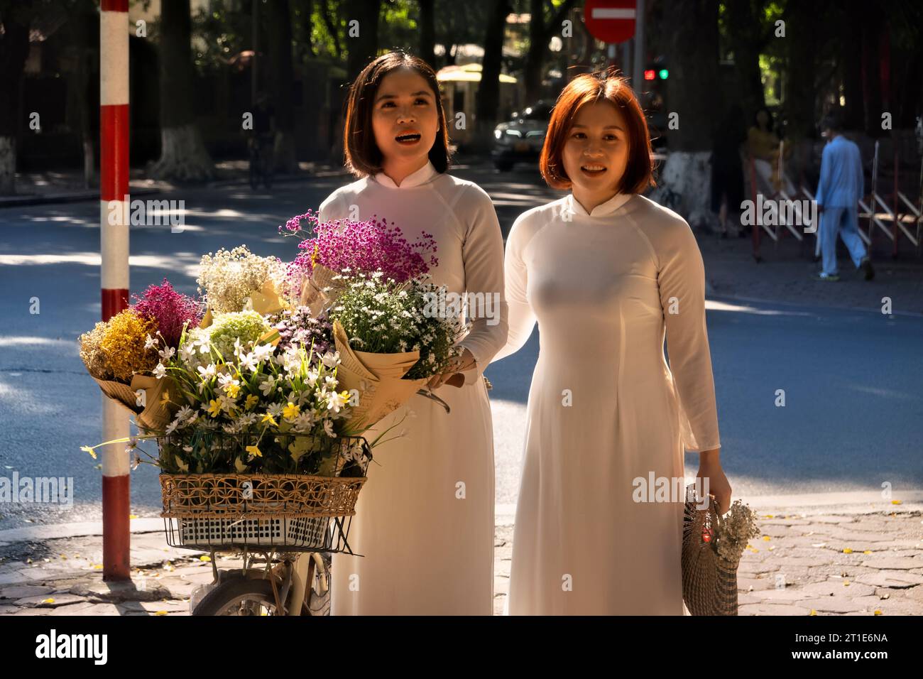 Frauen in ao dai in der Phan Dinh Phung Street, Hanoi, Vietnam Stockfoto