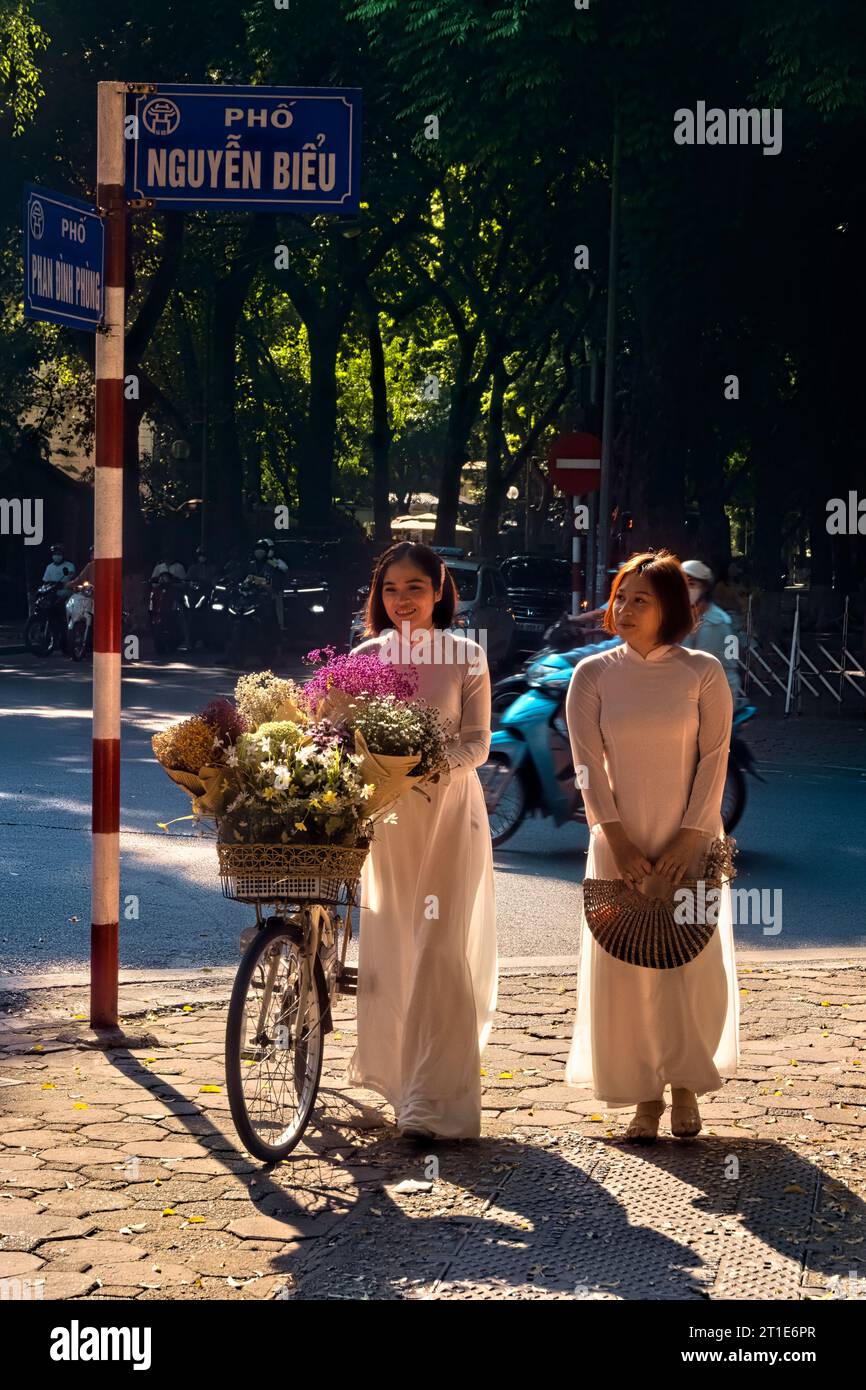 Frauen in ao dai in der Phan Dinh Phung Street, Hanoi, Vietnam Stockfoto