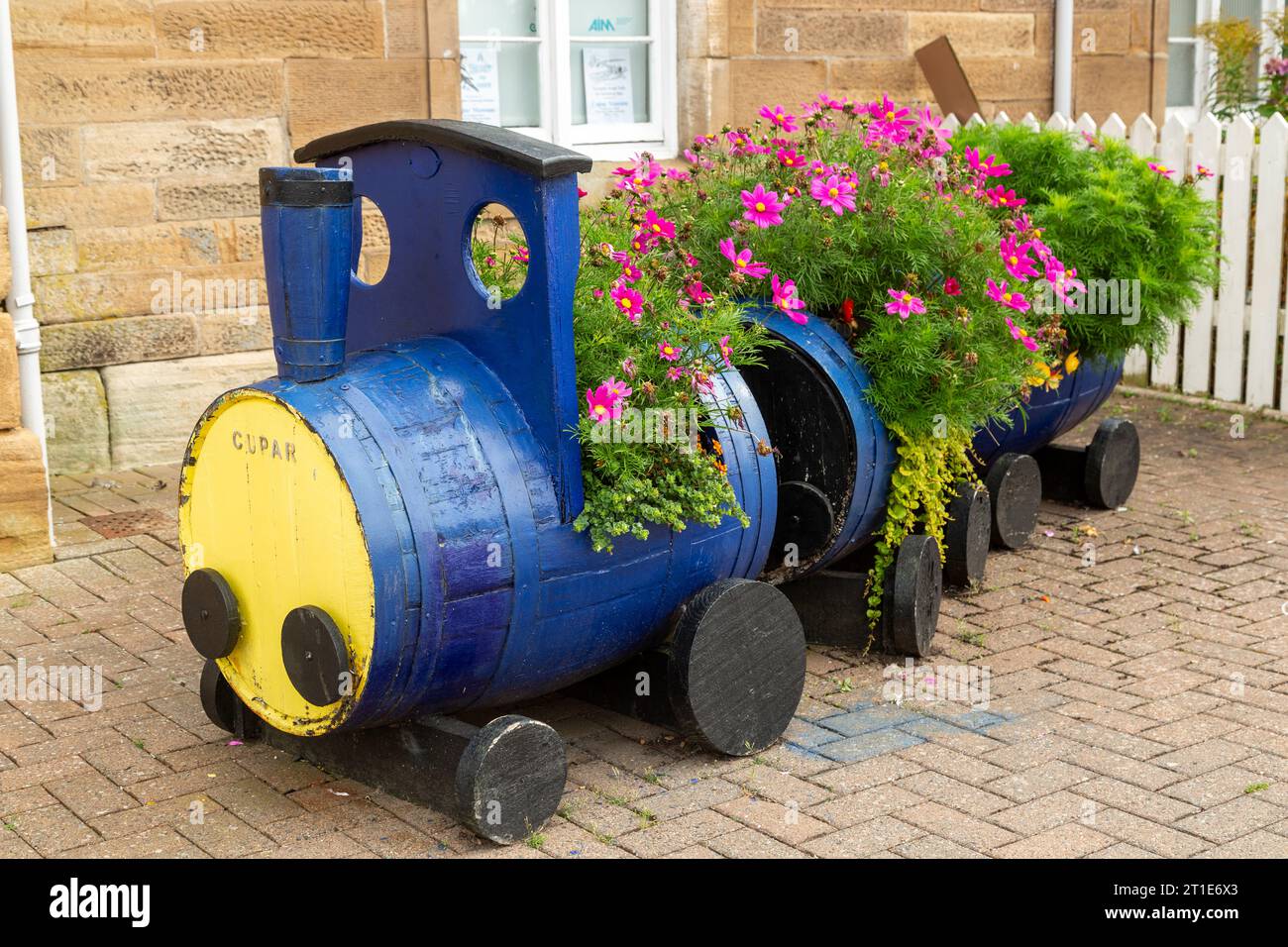 Ein Blumentopf in Form eines Zuges vor dem Bahnhof Cupar, Fife, Schottland Stockfoto
