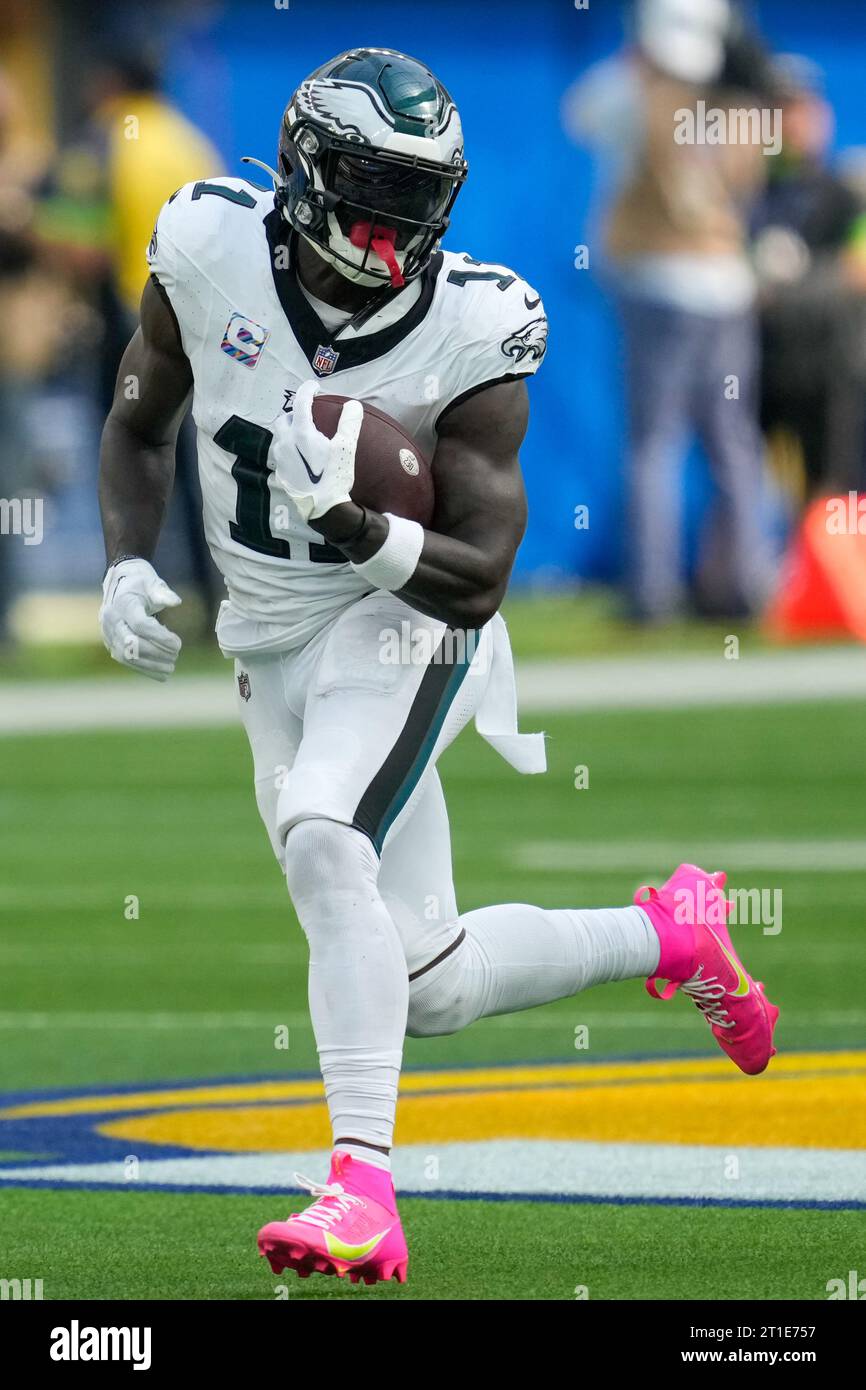 Philadelphia Eagles Wide Receiver A.J. Brown (11) läuft nach dem Fang während eines Spiels der NFL Philadelphia Eagles vs. Los Angeles Rams, Sonntag, 9. Oktober Stockfoto