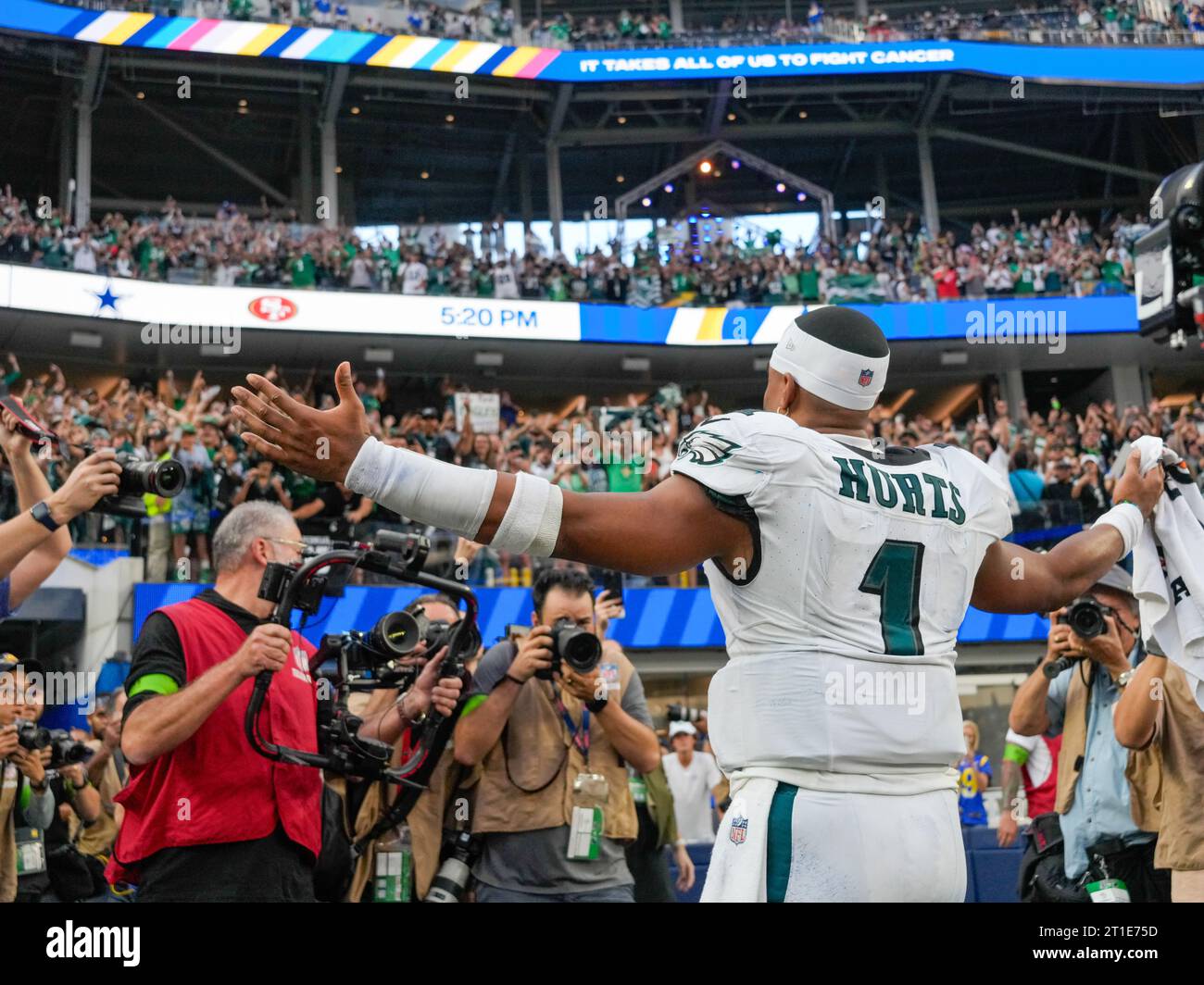 Philadelphia Eagles Quarterback Jalen Hurts (1) feiert mit Philadelphia Eagles Fans nach einem NFL-Spiel Philadelphia Eagles gegen Los Angeles Rams, Stockfoto