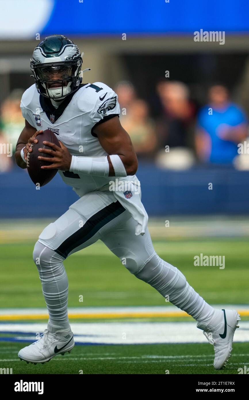 Philadelphia Eagles Quarterback Jalen Hurts (1) verlässt das Backfield und versucht einen Pass während eines Spiels der NFL, Philadelphia Eagles gegen Los Angeles Stockfoto