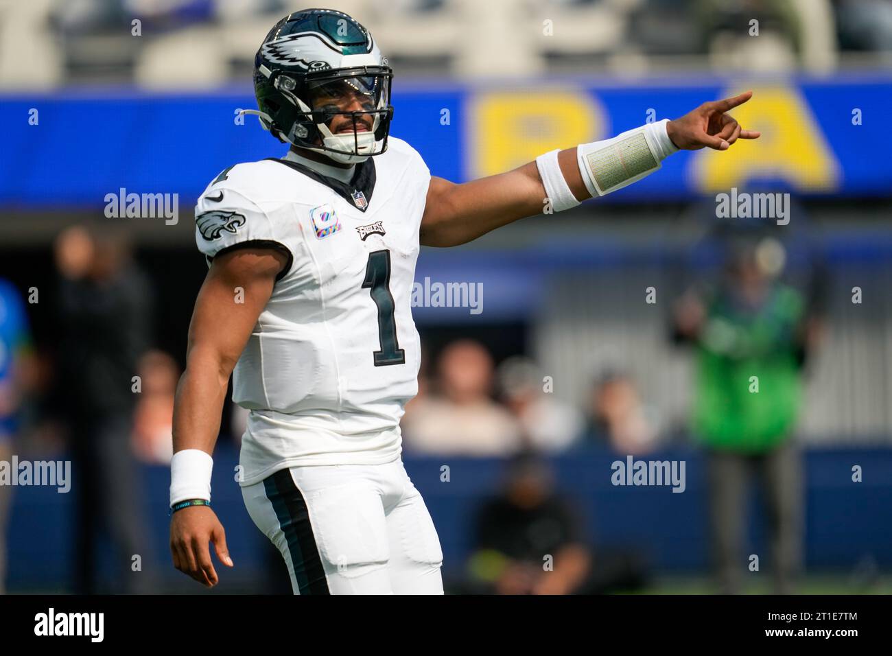 Philadelphia Eagles Quarterback Jalen Hurts (1) ändert das Spiel an der Linie des Scrimmage während eines NFL-Spiels, Philadelphia Eagles gegen Los Angeles Rams Stockfoto