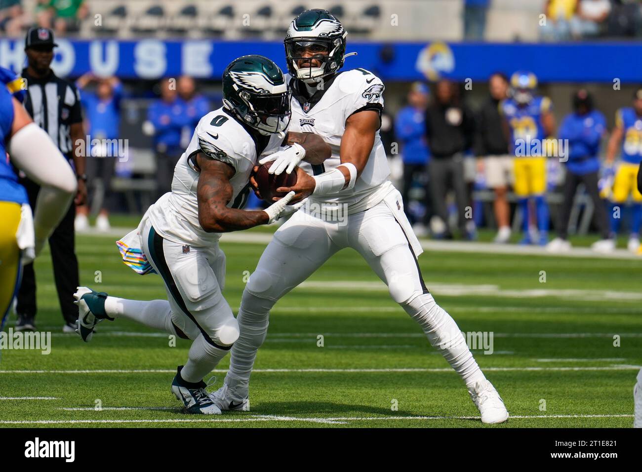 Philadelphia Eagles Quarterback Jalen Hurts (1) übergibt den Ball an Philadelphia Eagles Running Back D’Andre Swift (0) während eines NFL-Spiels Philadelp Stockfoto