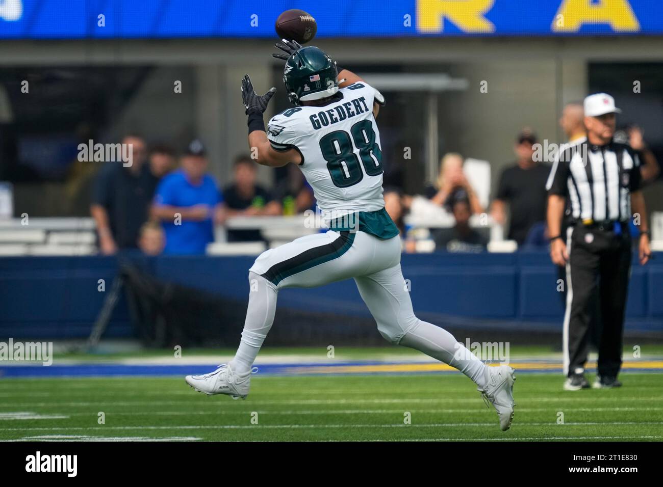 Philadelphia Eagles Tight End Dallas Goedert (88) erhält einen Pass während eines Spiels der NFL, Philadelphia Eagles vs. Los Angeles Rams, Sonntag, den 9. Oktober 20 Stockfoto