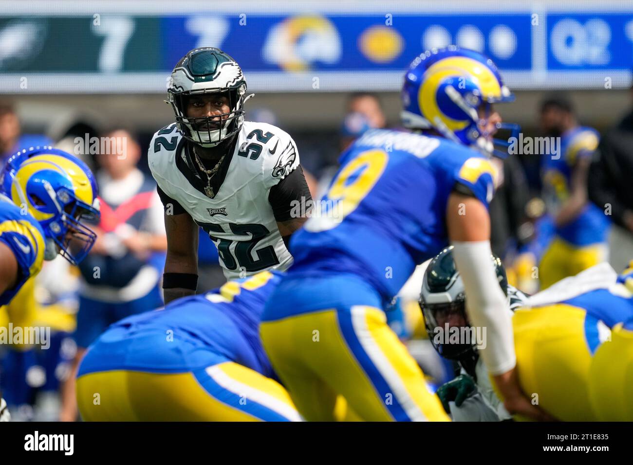 Philadelphia Eagles Linebacker Zach Cunningham (52) zeigt Blitz als Los Angeles Rams Quarterback Matthew Stafford (9) nennt das Stück an der Reihe von s Stockfoto