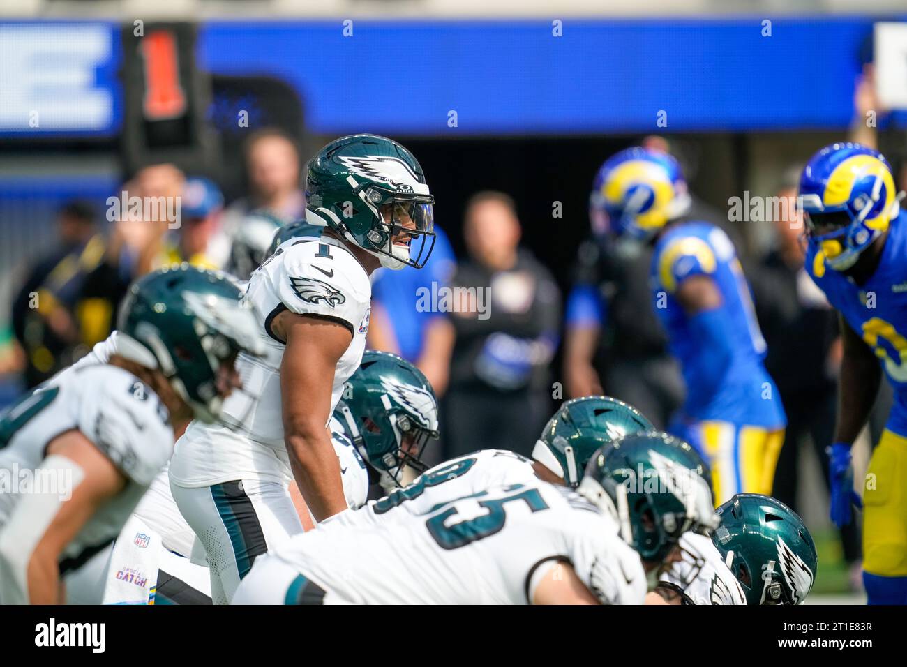 Philadelphia Eagles Quarterback Jalen schmerzt (1) an der Linie der Scrimmage, bevor er den Ball während eines NFL-Spiels, Philadelphia Eagles vs. Los Angele, wandert Stockfoto