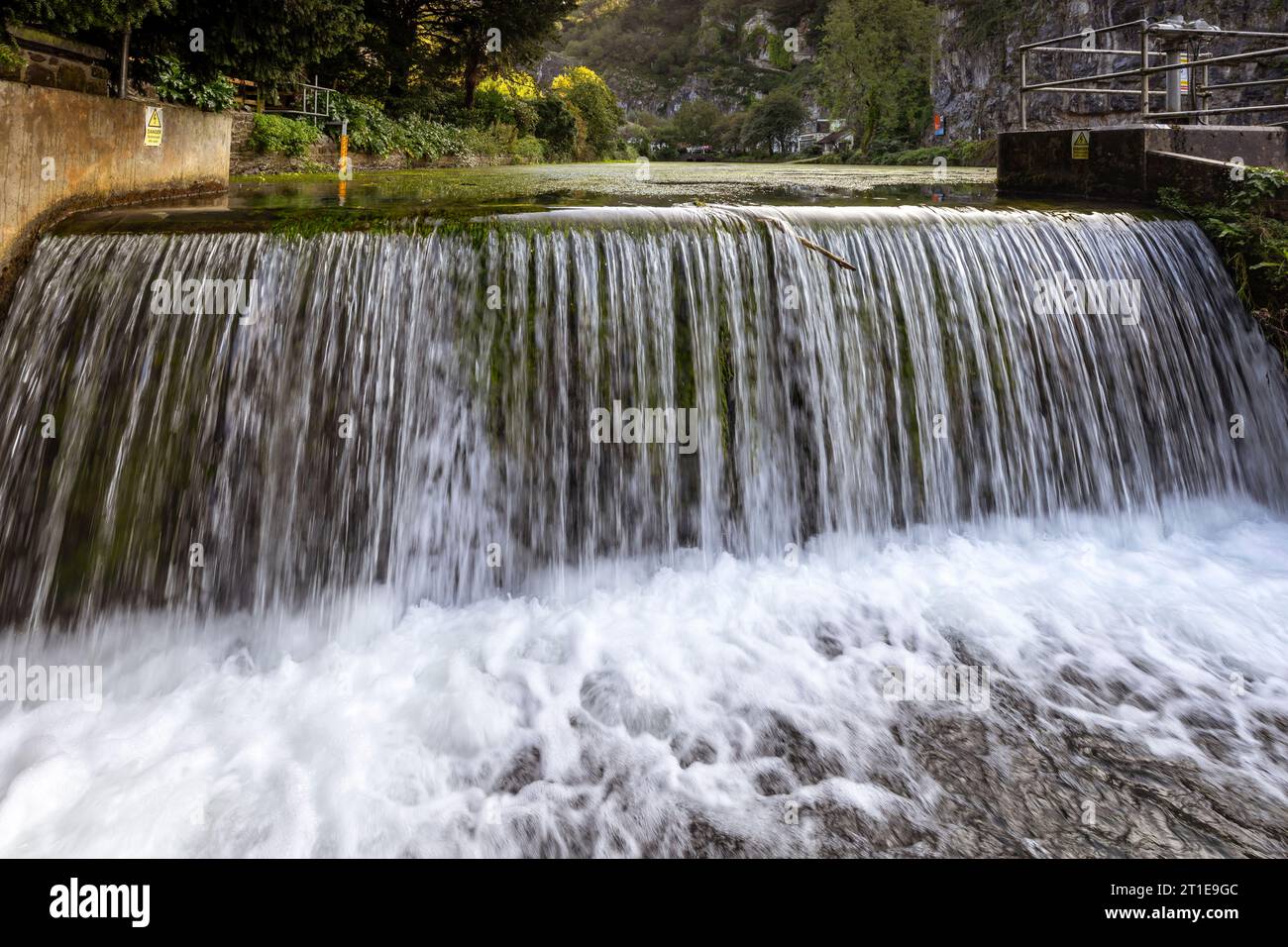Wasserfall an der Mühle im Dorf Cheddar in Somerset, England Stockfoto