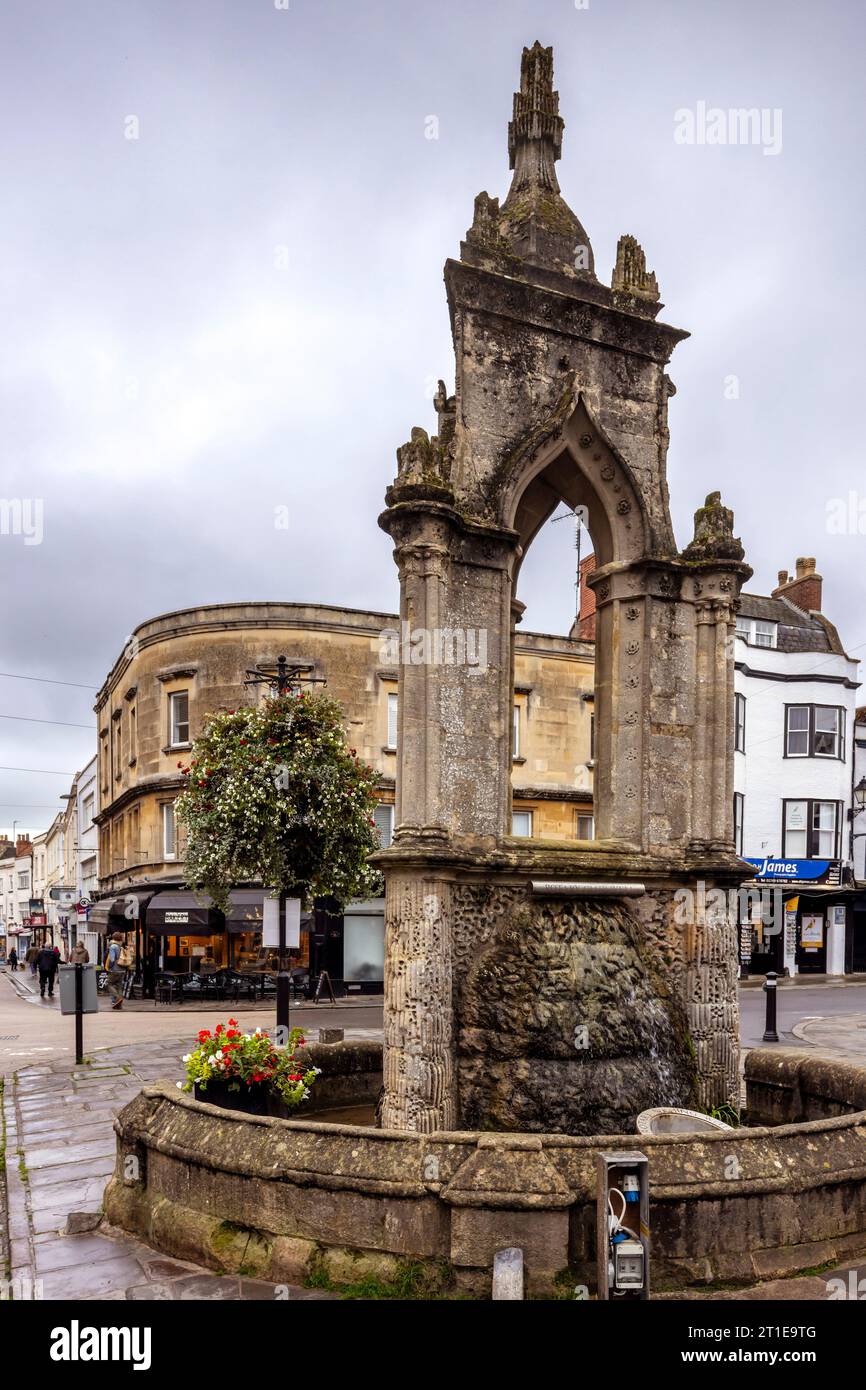 Market Cross und Fountain auf dem Marktplatz in Wells, Somerset, England, Großbritannien Stockfoto