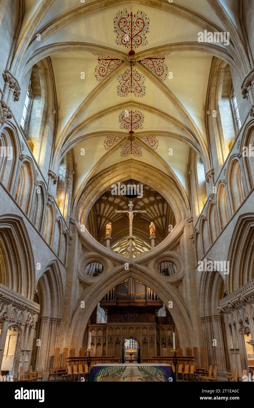 St. Andrews Kreuzbögen unter dem Turm. Wells Cathedral, Somerset, England. Stockfoto