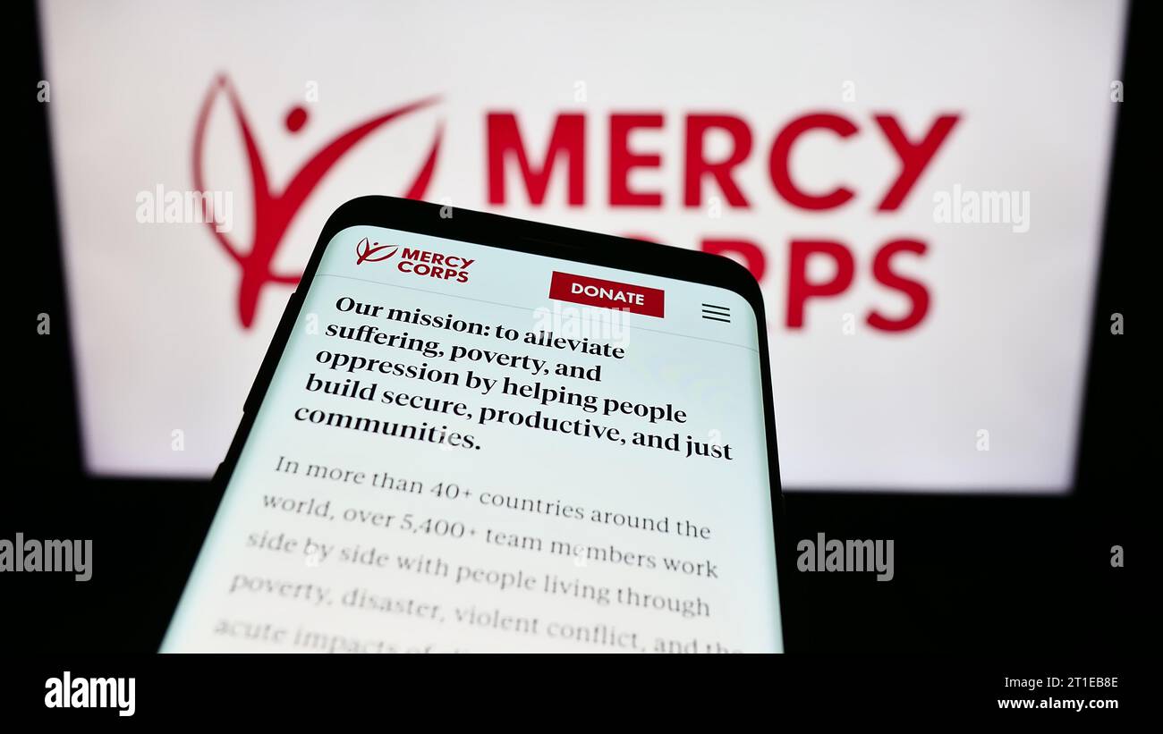 Smartphone mit Website der US-Hilfsorganisation Mercy Corps vor dem Logo. Fokussieren Sie sich oben links auf der Telefonanzeige. Stockfoto