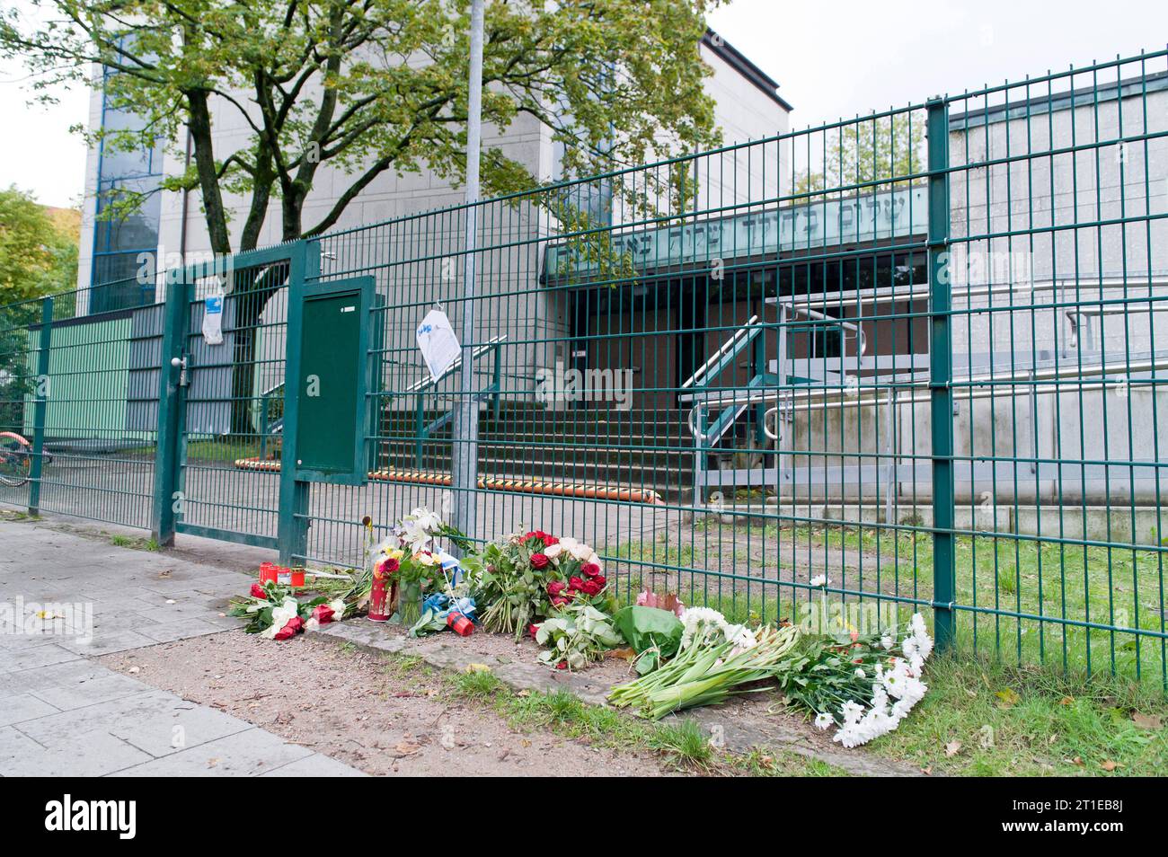 Synagoge hohe Weide, Hamburg Synagoge hohe Weide der Jüdischen Gemeinde Hamburg hebräische Psalm-Inschrift: Friede wohne in deinen Mauern, in deinen Häusern Geborgenheit. Lichter und Blumen in Gedenken an die Opfer des Hamas-Angriffs in Israel am 7.10.2023 20231013ad173 Hamburg Hamburg Deutschland Deutschland *** Synagoge hohe Weide, Hamburg Synagoge hohe Weide der Jüdischen Gemeinde Hamburg Hebräische Psalm Inschrift Frieden Wohnen Sie in Ihren Mauern, in Ihren Häusern Sicherheitslichter und -Blumen zum Gedenken an die Opfer des Hamas-Angriffs in Israel am 7 10 2023 20231013ad173 Hamburg Hamburg Deutschland G Stockfoto