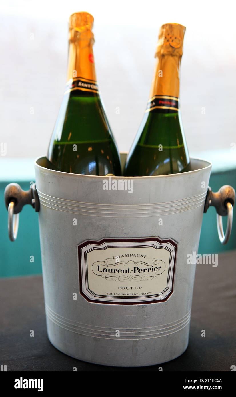 Zwei Flaschen Laurent Perrier Champagner in einem Eiskübel Stockfoto