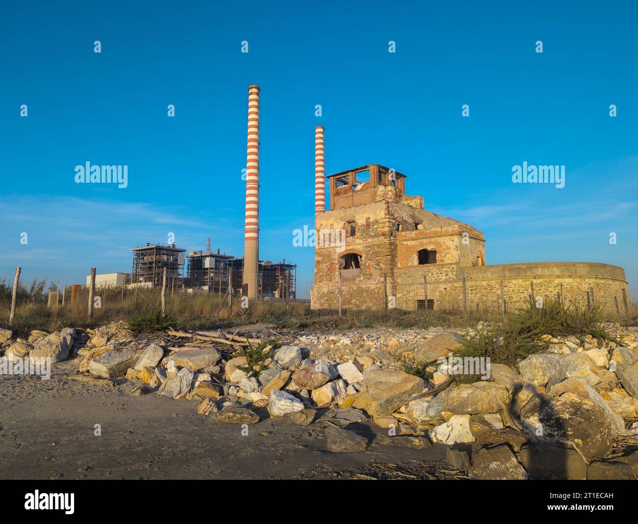 Verlassene Ruinen von Torre del Sale, Toskana, Italien, toskanischer Küstenturm und Schornsteine des ehemaligen Kraftwerks Enel Stockfoto
