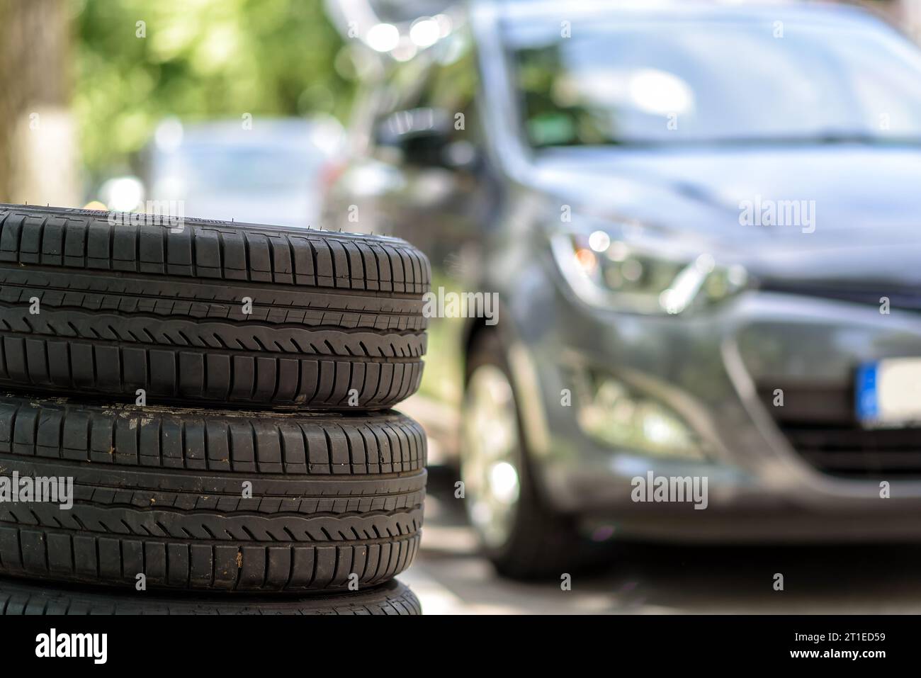 Wechsel der Reifen eines Autos von Winterreifen auf Sommerreifen im Frühjahr Stockfoto