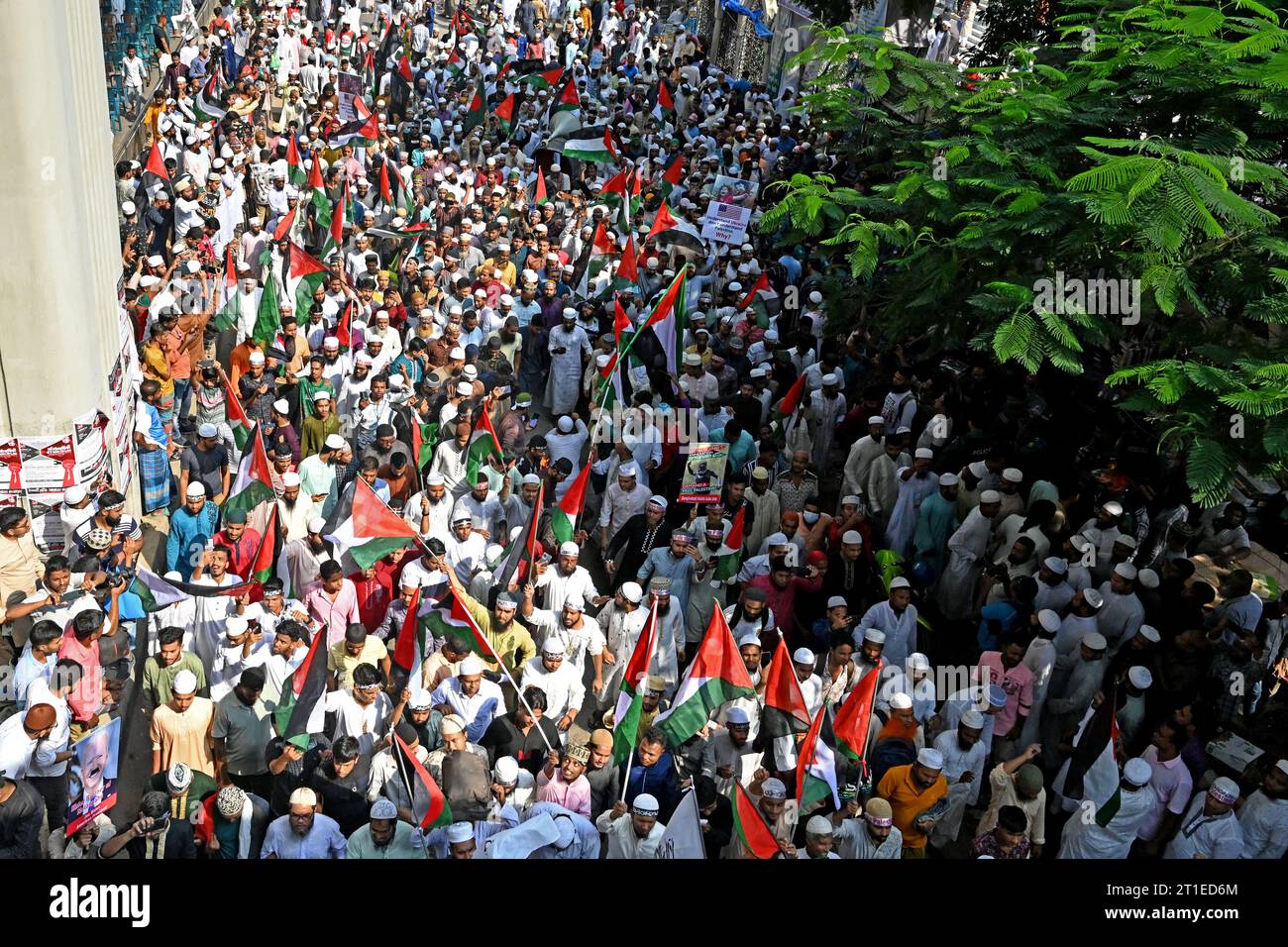 Dhaka, Bangladesch, am 13. Oktober 2023. Die Muslime in Bangladesch tragen palästinensische Flaggen, während sie gegen Israel protestieren, in Solidarität mit dem palästinensischen Volk in der Baitul-Mukarram-Moschee nach dem Gebet am Freitag in Dhaka, Bangladesch, am 13. Oktober 2023. Tausende Israelis und Palästinenser sind gestorben, nachdem die militante Gruppe Hamas am 07. Oktober 2023 einen beispiellosen Angriff auf Israel aus dem Gazastreifen gestartet hatte. Stockfoto