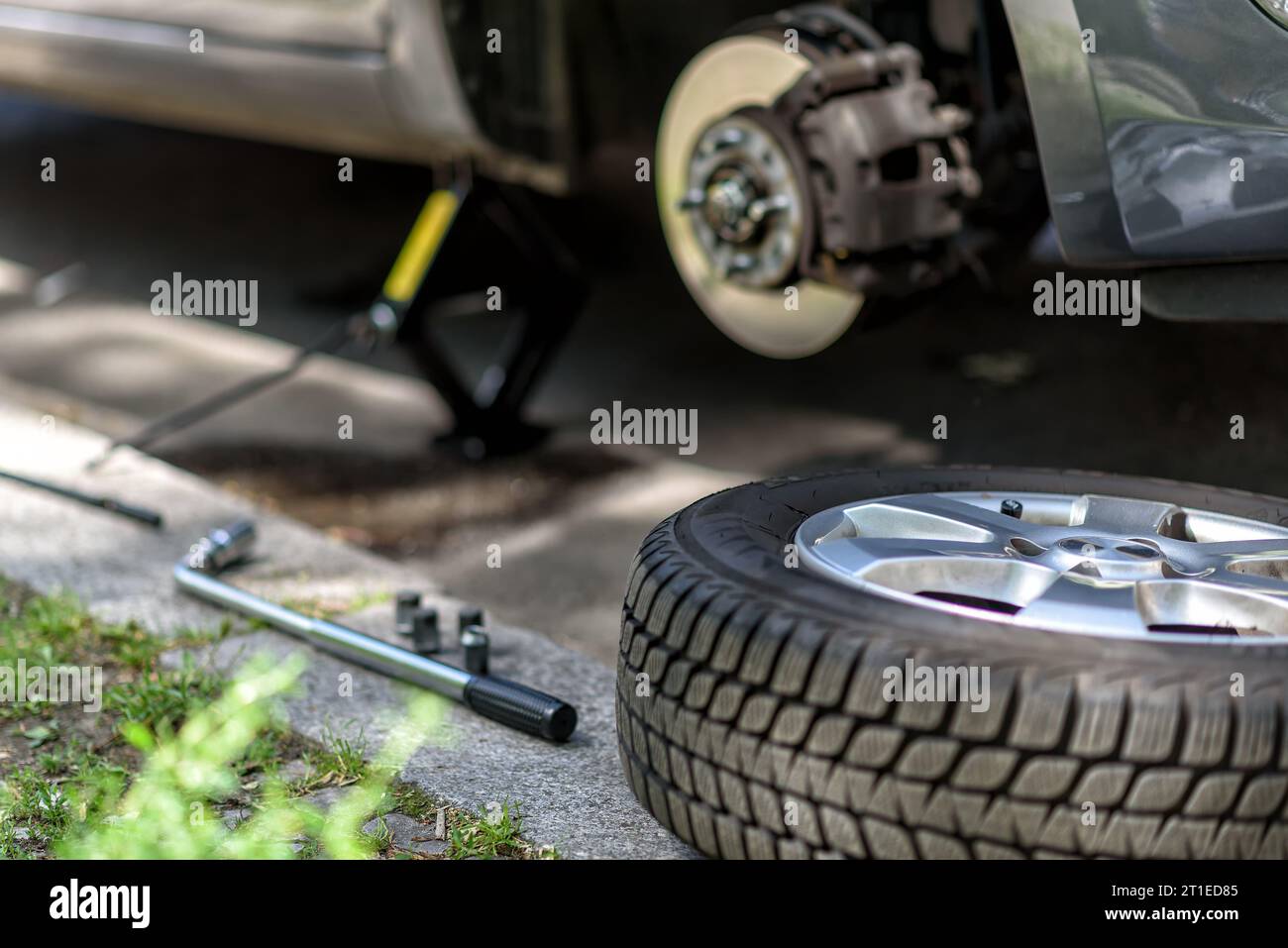 Wechsel der Reifen eines Autos von Winterreifen auf Sommerreifen im Frühjahr Stockfoto