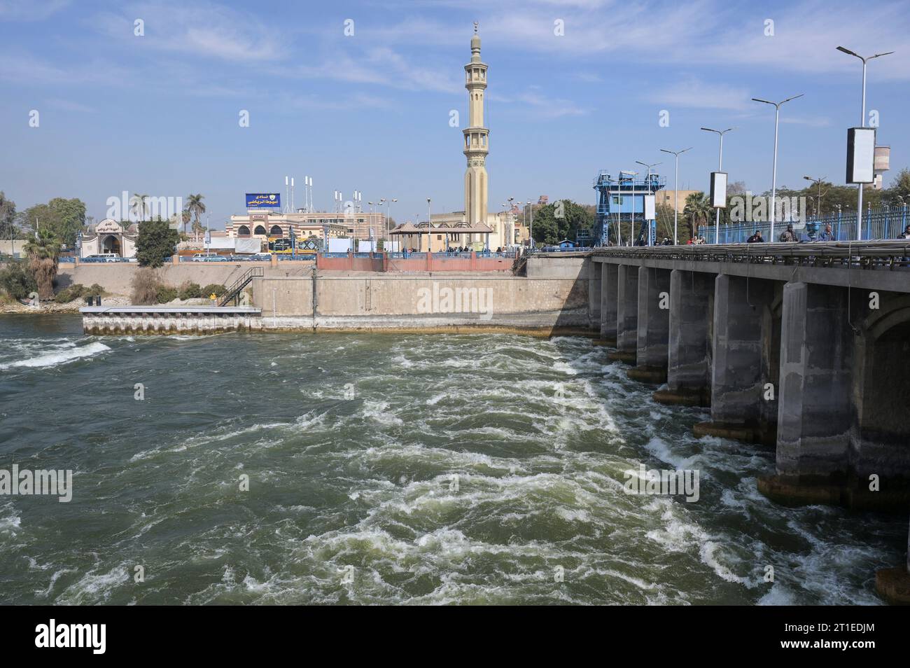 ÄGYPTEN, Assiut-Stauwehr und der 350 km lange Ibrahimiyya-Kanal transportieren Nilwasser zur Bewässerung / ÄGYPTEN, Assiut, Asyut-Stauwehr und Ibrahimiyya-Kanal, der Kanal ist 350 km lang und bringt Wasser vom Nil zur landwirtschaftlichen Bewässerung Stockfoto