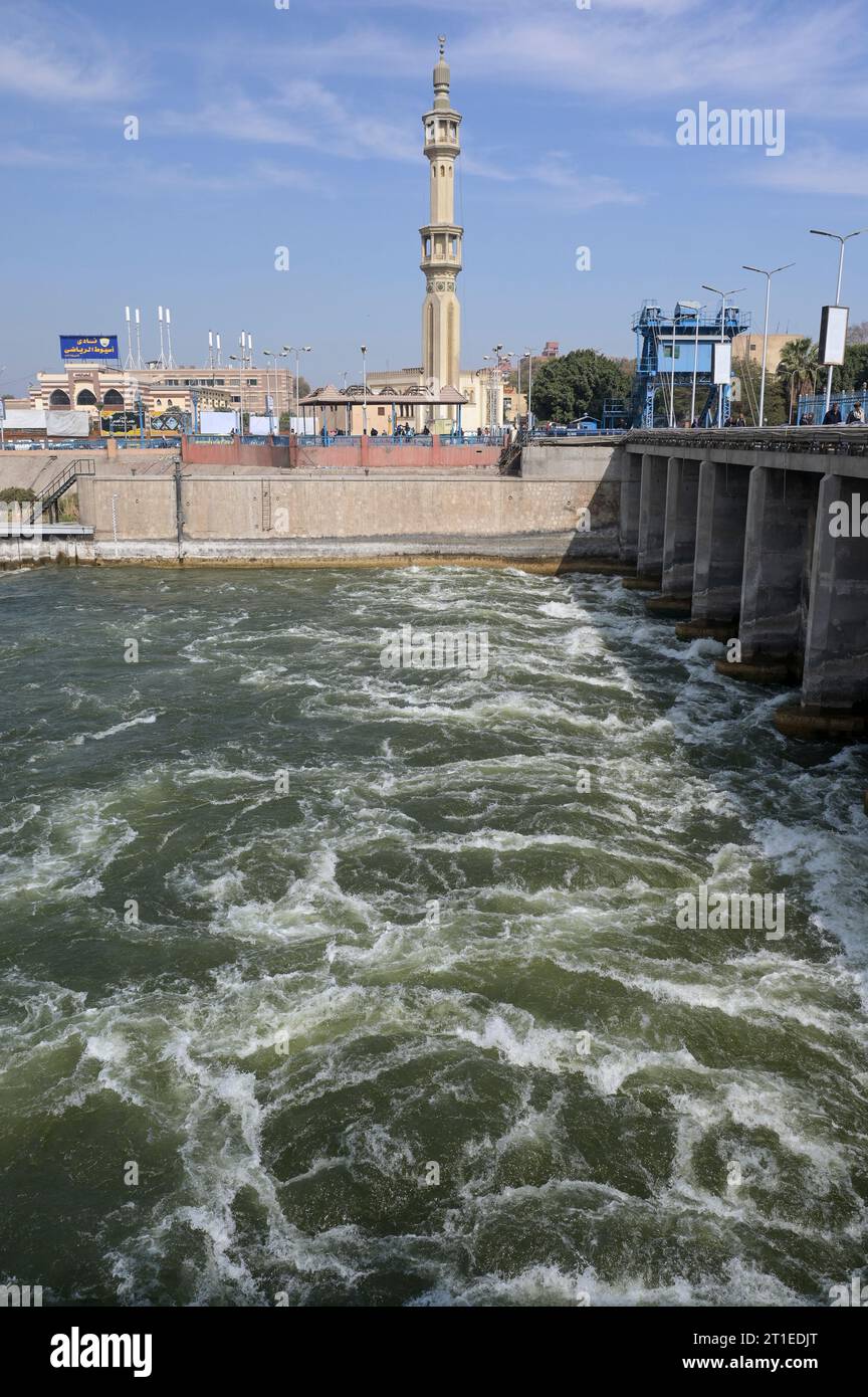 ÄGYPTEN, Assiut-Stauwehr und der 350 km lange Ibrahimiyya-Kanal transportieren Nilwasser zur Bewässerung / ÄGYPTEN, Assiut, Asyut-Stauwehr und Ibrahimiyya-Kanal, der Kanal ist 350 km lang und bringt Wasser vom Nil zur landwirtschaftlichen Bewässerung Stockfoto