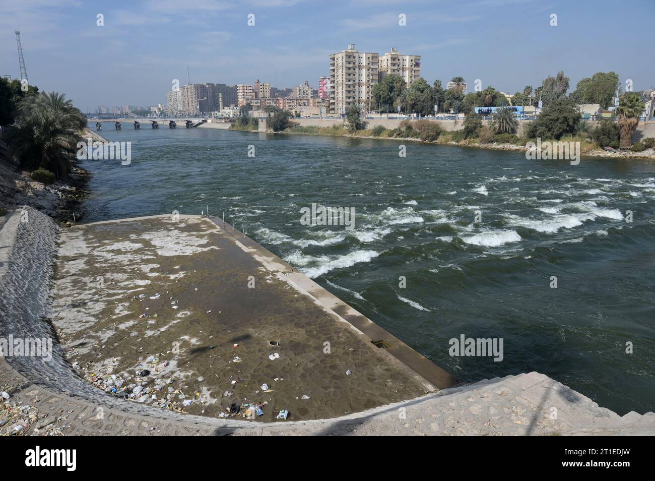 ÄGYPTEN, Assiut-Stauwehr und der 350 km lange Ibrahimiyya-Kanal transportieren Nilwasser zur Bewässerung / ÄGYPTEN, Assiut, Asyut-Stauwehr und Ibrahimiyya-Kanal, der Kanal ist 350 km lang und bringt Wasser vom Nil zur landwirtschaftlichen Bewässerung Stockfoto