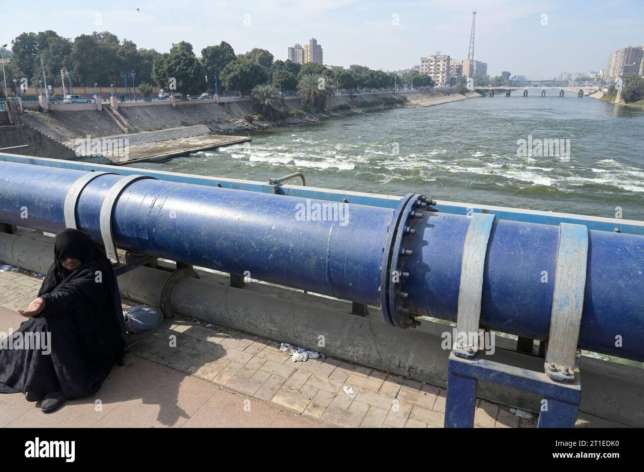 ÄGYPTEN, Assiut-Stauwehr und der 350 km lange Ibrahimiyya-Kanal transportieren Nilwasser zur Bewässerung / ÄGYPTEN, Assiut, Asyut-Stauwehr und Ibrahimiyya-Kanal, der Kanal ist 350 km lang und bringt Wasser vom Nil zur landwirtschaftlichen Bewässerung Stockfoto