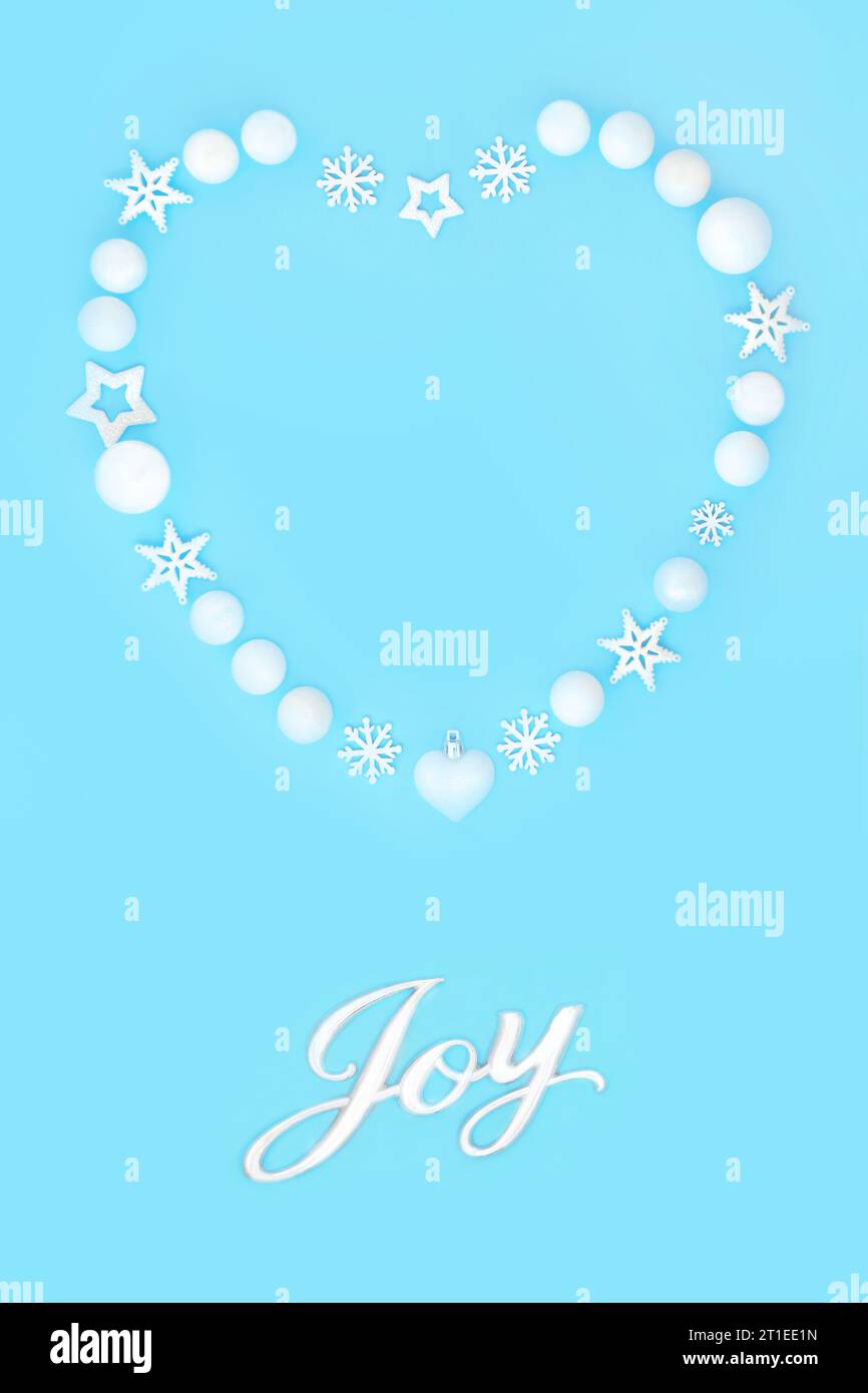 Weihnachtskranz in Herzform mit Freudenzeichen, weiße Kugeln. Symbol für die Weihnachtszeit auf blauem Hintergrund. Festliches Design für Grußkarte. Stockfoto