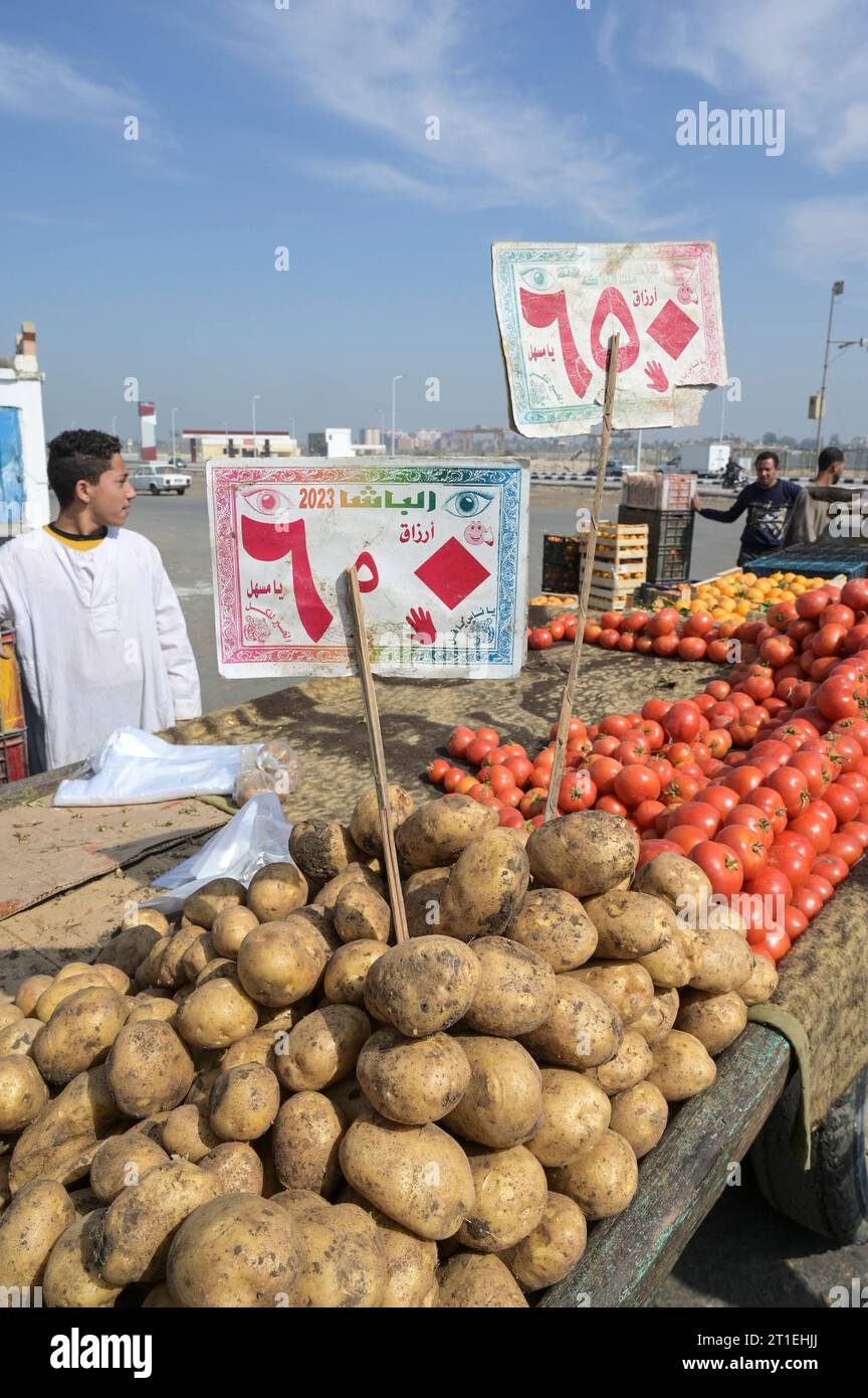 Ägypten, Lebensmittel ÄGYPTEN, Asyut, Stadtzentrum, Inflation, steigende Lebensmittelpreise für Gemüse *** ÄGYPTEN, Assiut, Stadtzentrum, Inflation, steigende Lebensmittelpreise Asyut Egypt Credit: Imago/Alamy Live News Stockfoto