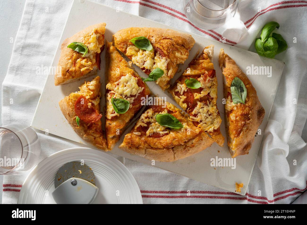 Hausgemachte Käse-Pizza mit Sauerteig Stockfoto